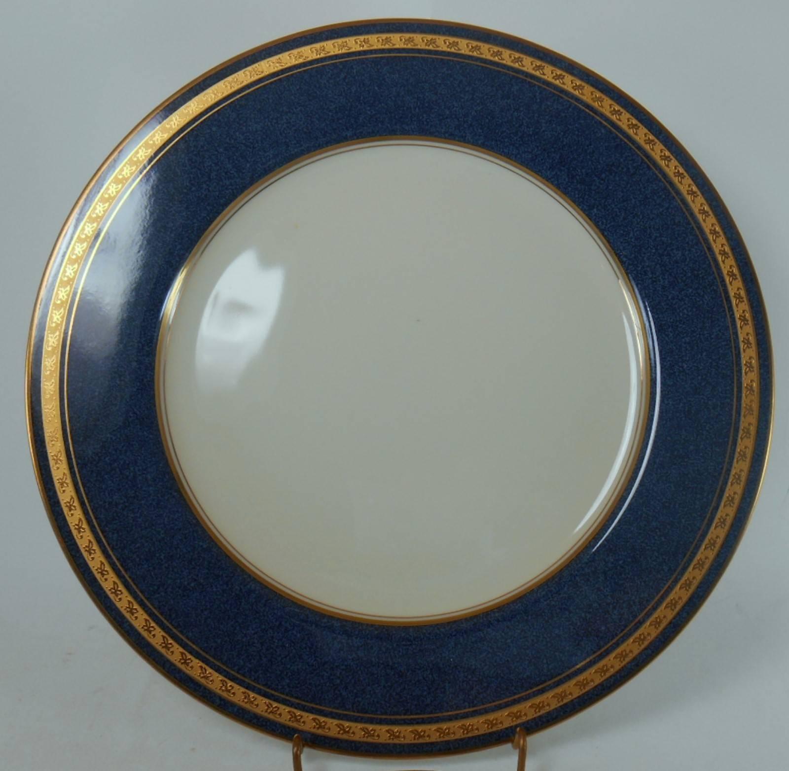 Mikasa China Imperial Lapis L2826 60-Pieces Set Service for 12 In Excellent Condition In St. Petersburg, FL