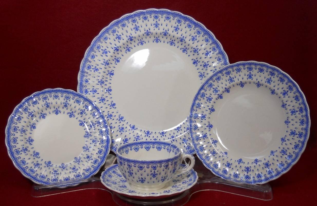 Spode china fleur-de-lys blue pattern 40-piece set service for eight (8).

In great condition free-from chips, cracks, break or stain and show minimal wear.

• Made in England. 

• Includes eight cups, eight saucers, eight dinner plates, eight