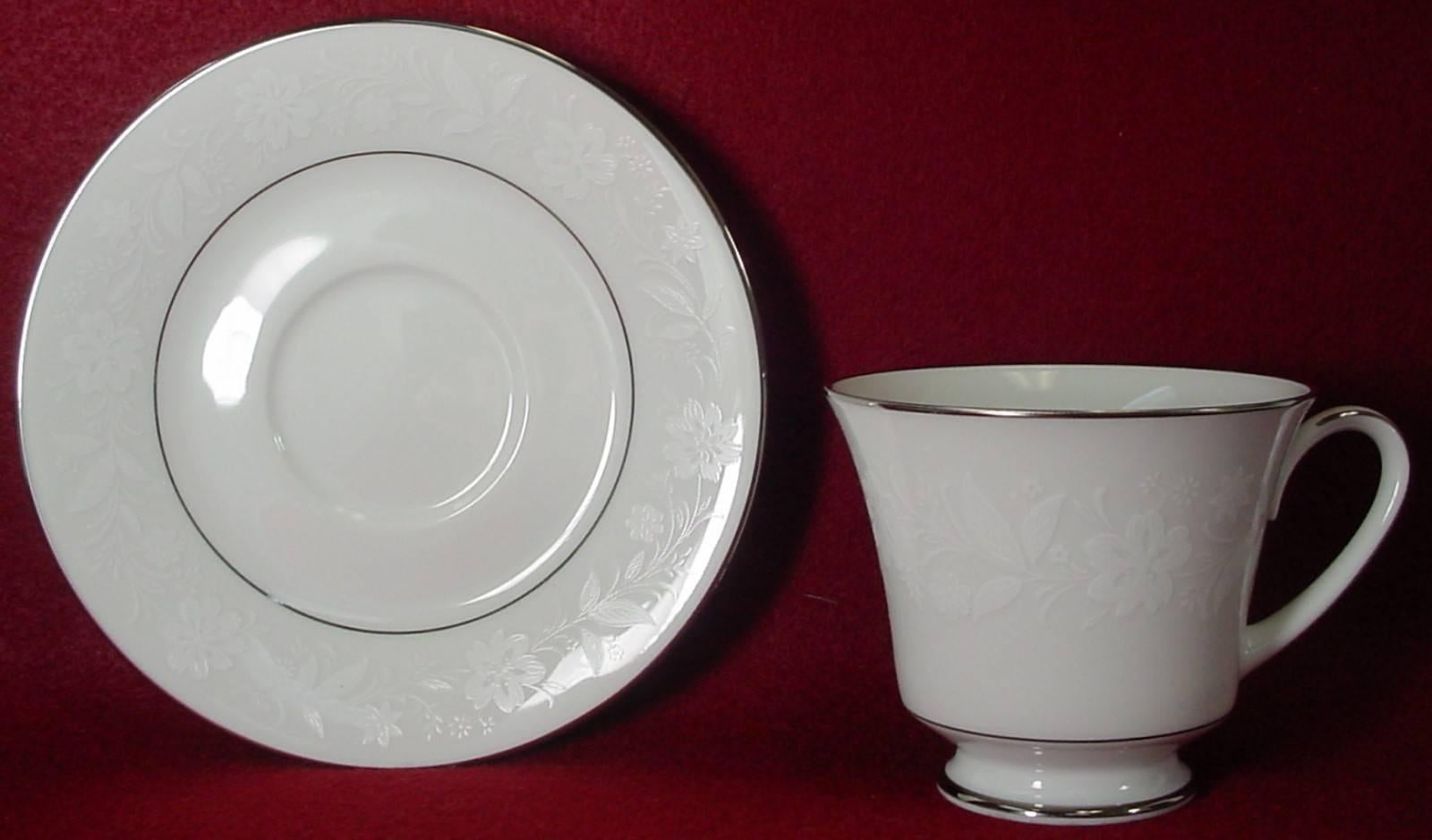 Noritake China Ranier 6909 pattern 60-piece set service for 12.

In great condition free-from chips, cracks, breaks, stains, or discoloration and with only a minimum of use. 

Production dates 1989-1994. 

Includes 12 cups, 12 saucers, 12