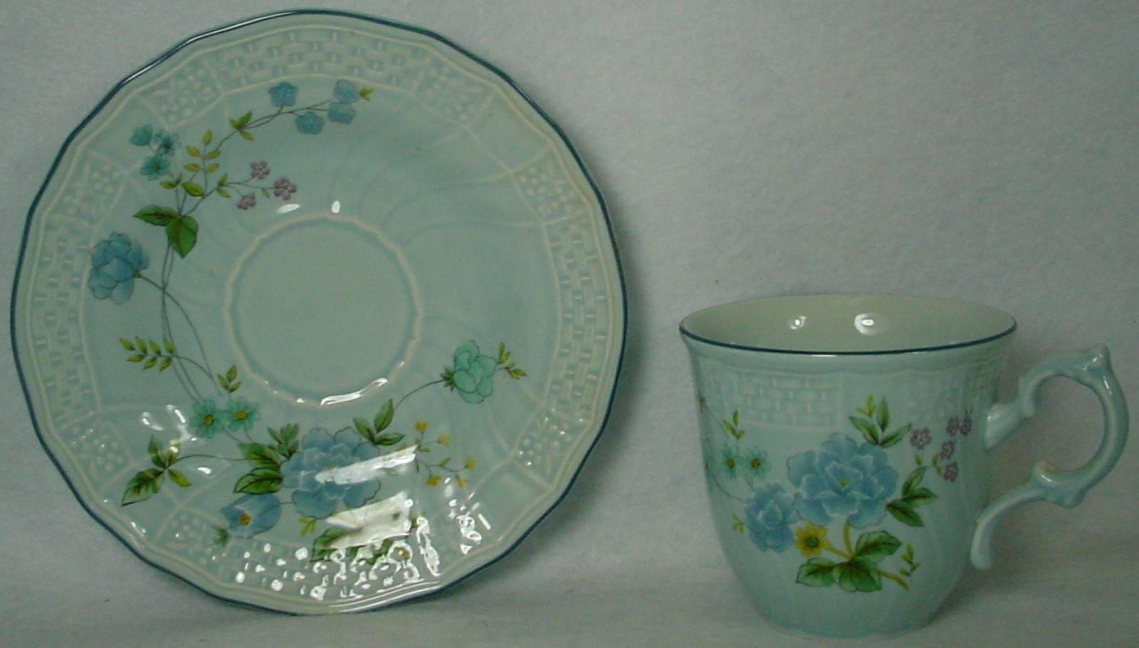 
MIKASA china MICHELLE D2501 pattern 40-pc SET SERICE for EIGHT (8)

in great condition free from chips, cracks, breaks, stains, or discolorations and with only a minimum of use. All items have small wear/scratch to pattern (shown in image of