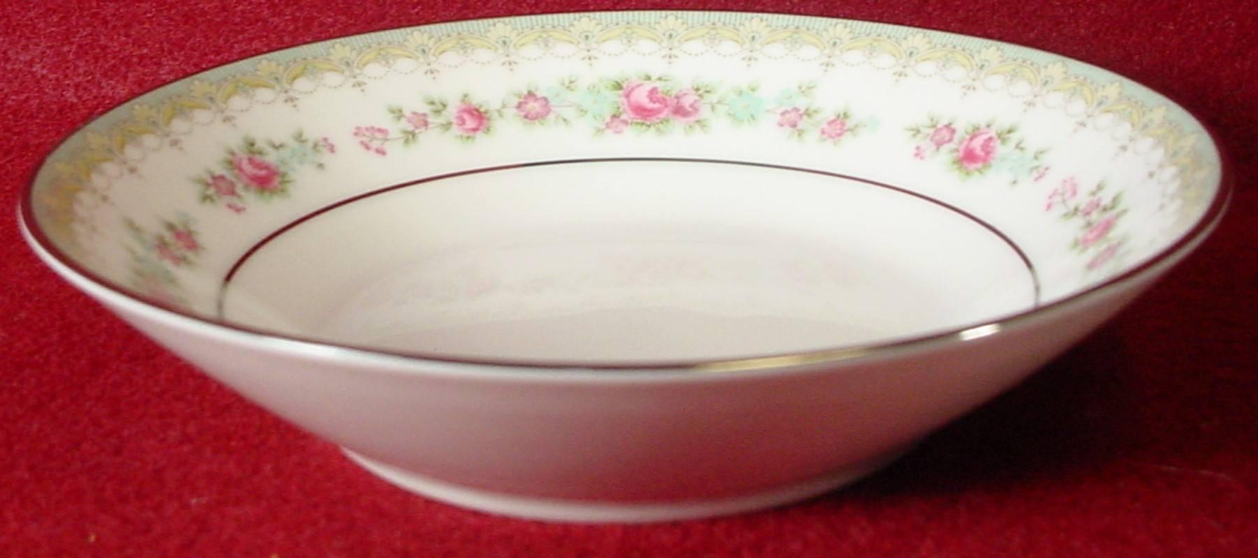 Noritake China Roselane 3093 Pattern 84-Pc Set Service for Twelve In Excellent Condition In St. Petersburg, FL