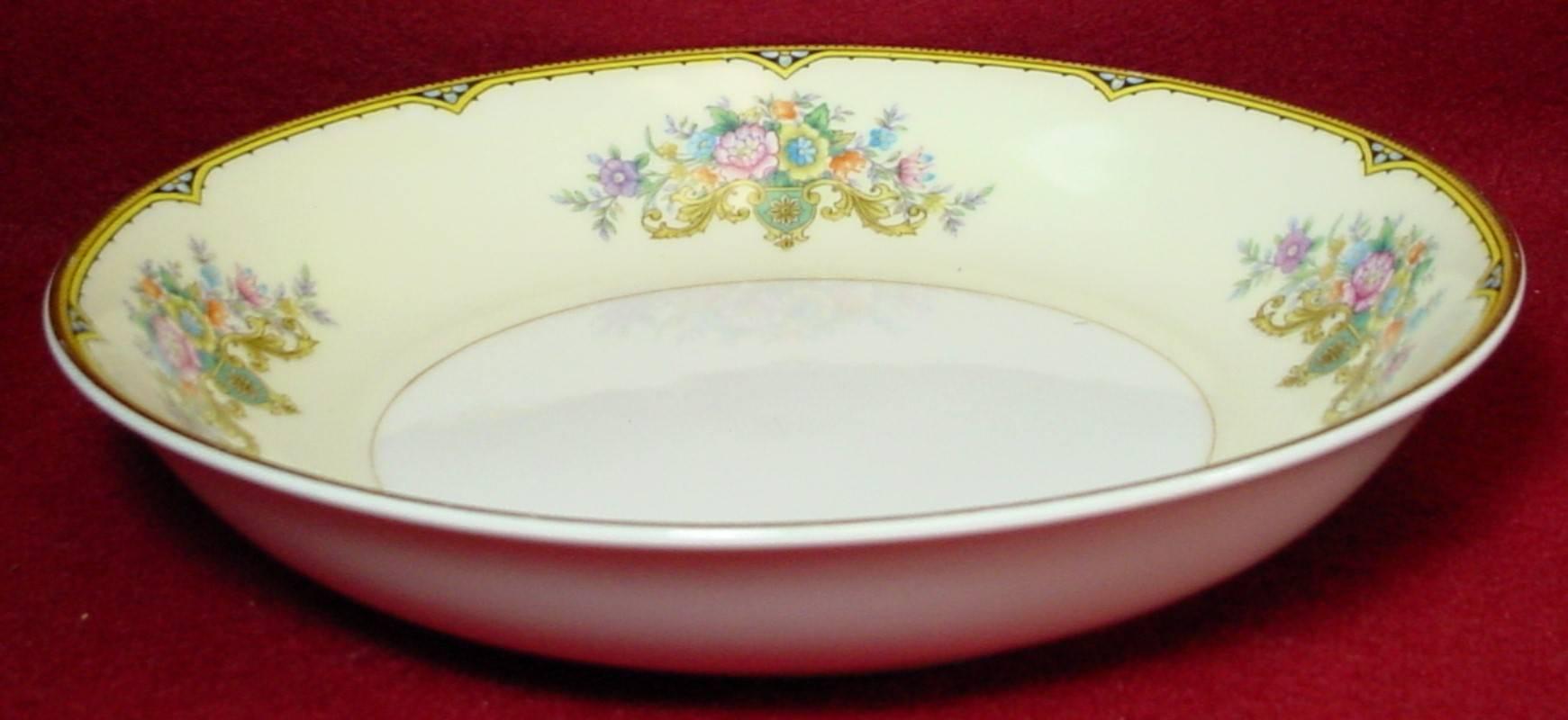 Noritake China N1327 Pattern 70-Piece Set Service for Nine, Plus Extras In Excellent Condition In St. Petersburg, FL