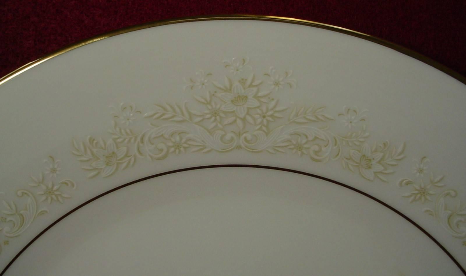 Noritake China dearest 2034 pattern eight-piece hostess serving set.

In great condition free from stains or discolorations and with only a minimum of use.

Includes creamer, sugar bowl with lid, oval vegetable serving bowl, oval meat serving