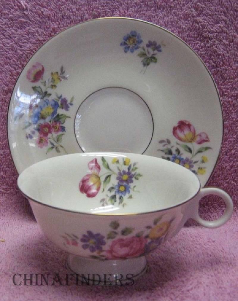 Haviland China, New York Pasadena Pattern 44-Piece Set Service for Eight In Excellent Condition For Sale In St. Petersburg, FL