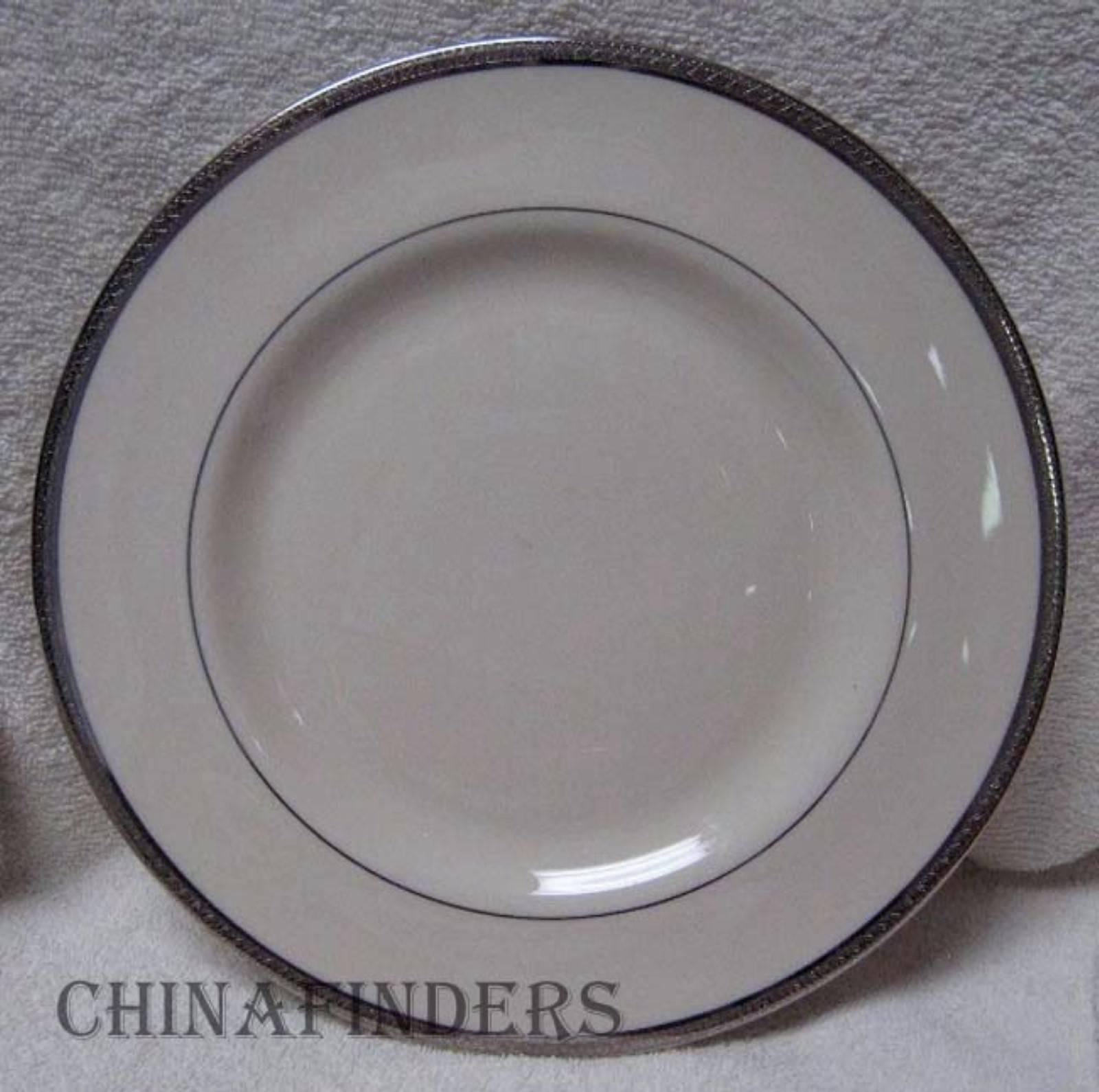 Haviland New York china Shelton pattern set of 12 dinner plates

in great condition free from chips, cracks, break or stain and show minimal wear.

Measures approx 10-5/8