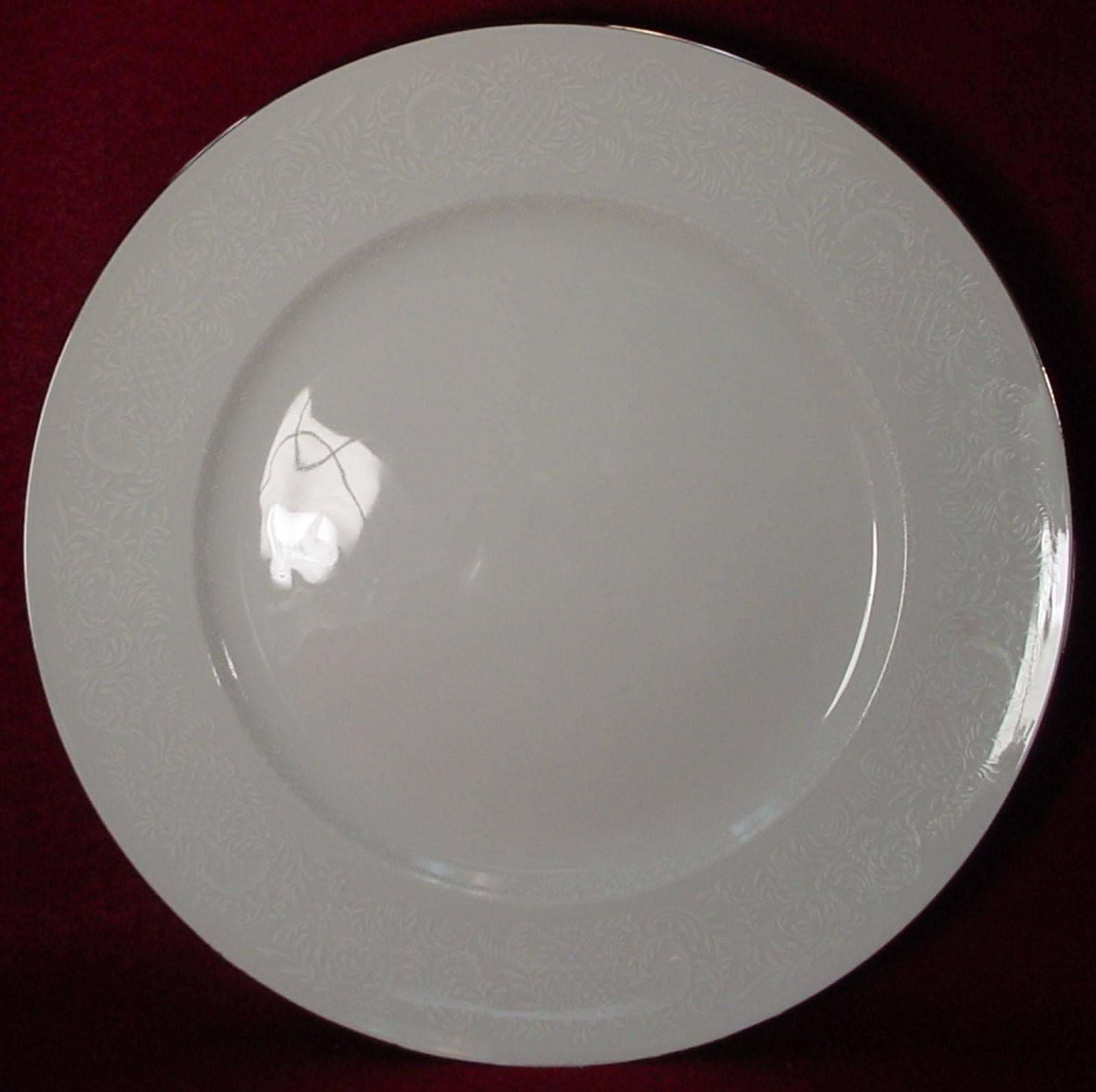 Johann Haviland China Morning Mist Pattern 45-Piece Set Service for Nine In Excellent Condition For Sale In St. Petersburg, FL