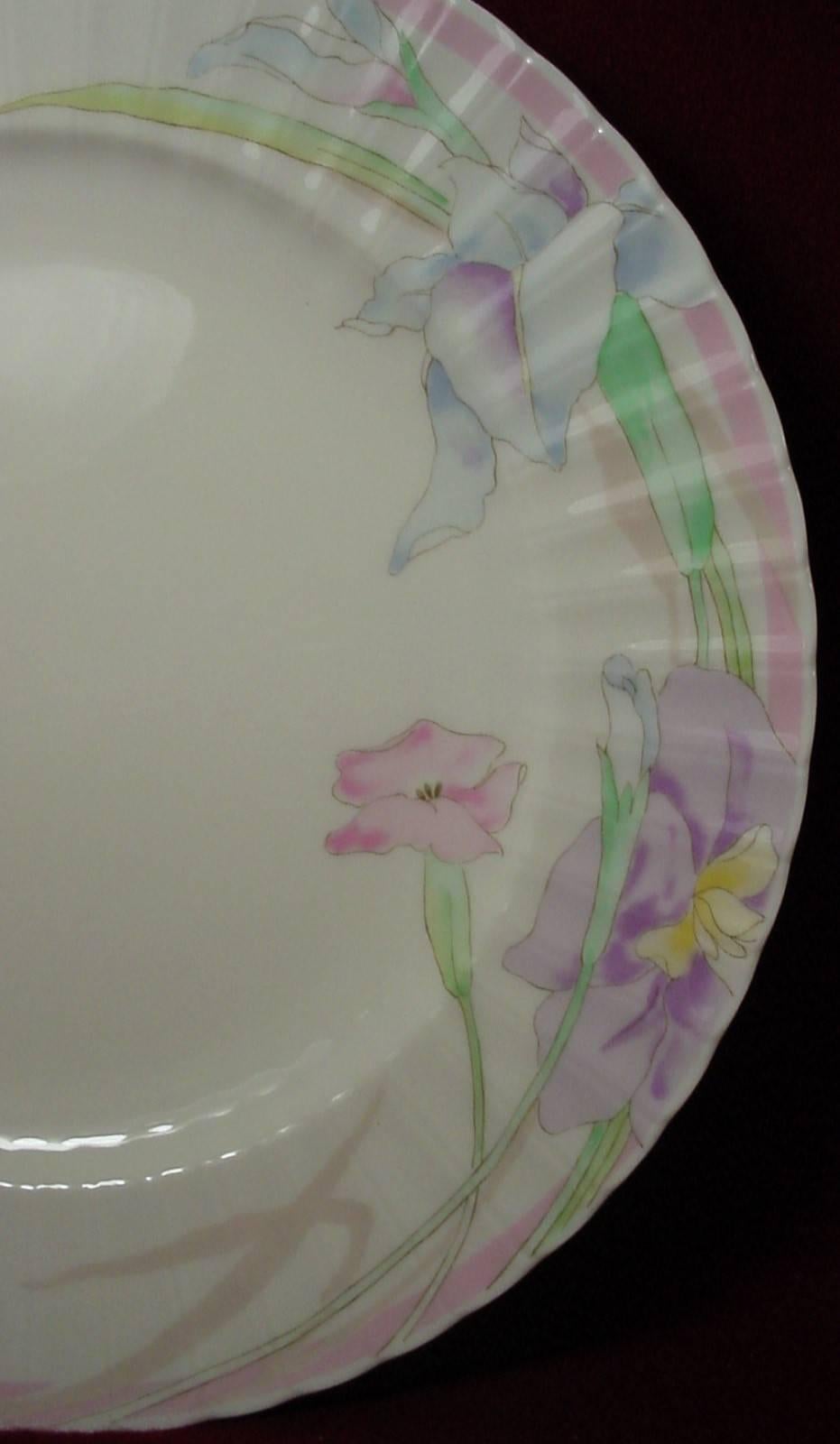 Mikasa china pink melody pattern 60-piece set service for 12.

In great condition free from chips, cracks, breaks or stains.

Large flowers with a pink band - petite bone. 

Includes 12 cups, 12 saucers, 12 dinner plates, 12 salad/dessert