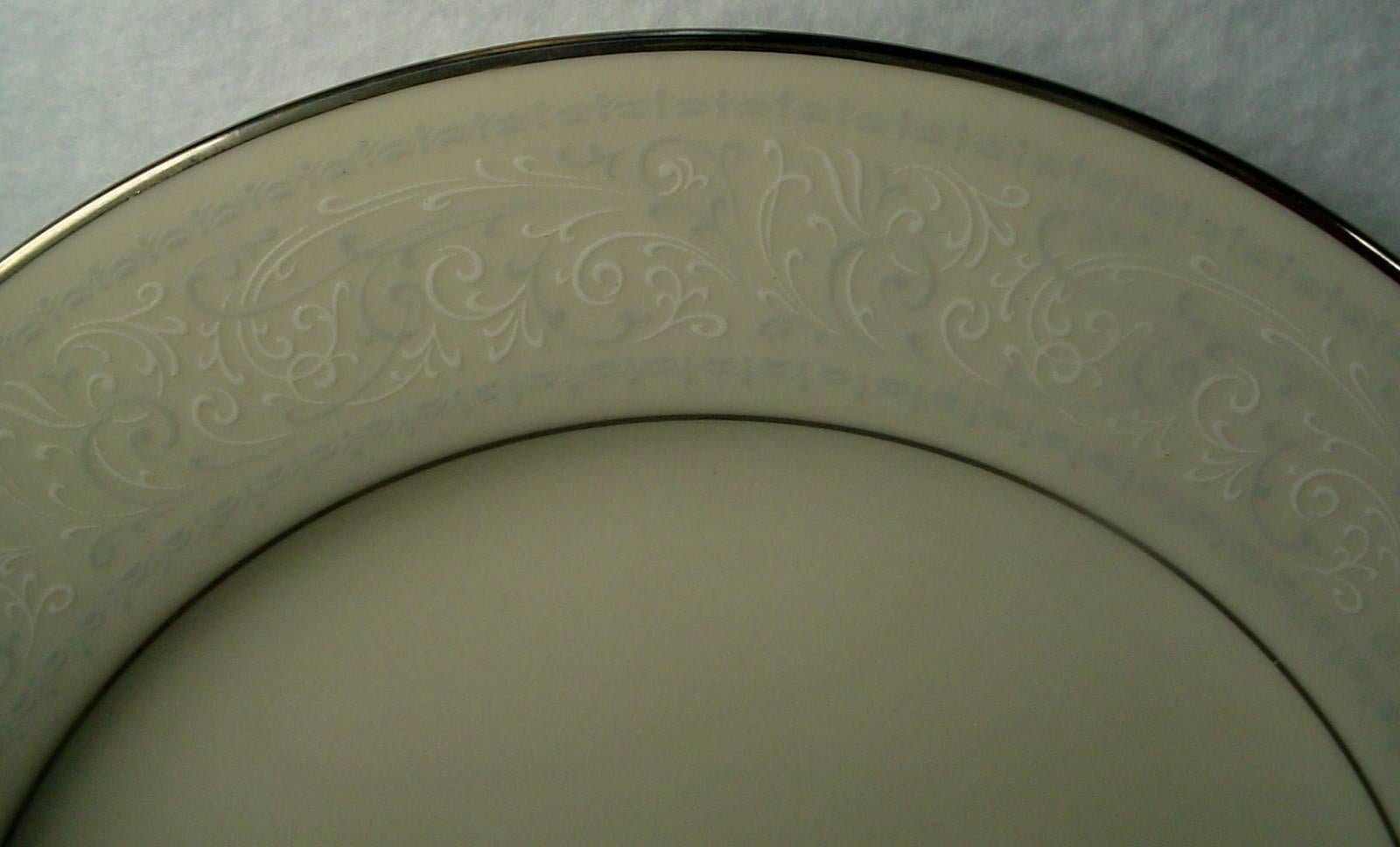 
Noritake china Trudy 7087 pattern 60-piecc set service for 12

in great condition with mild use.

Production dates: 1971-1986.
 
Includes twelve each cup, saucer, dinner plate, salad plate, and bread plate.

Blue white scrolls and