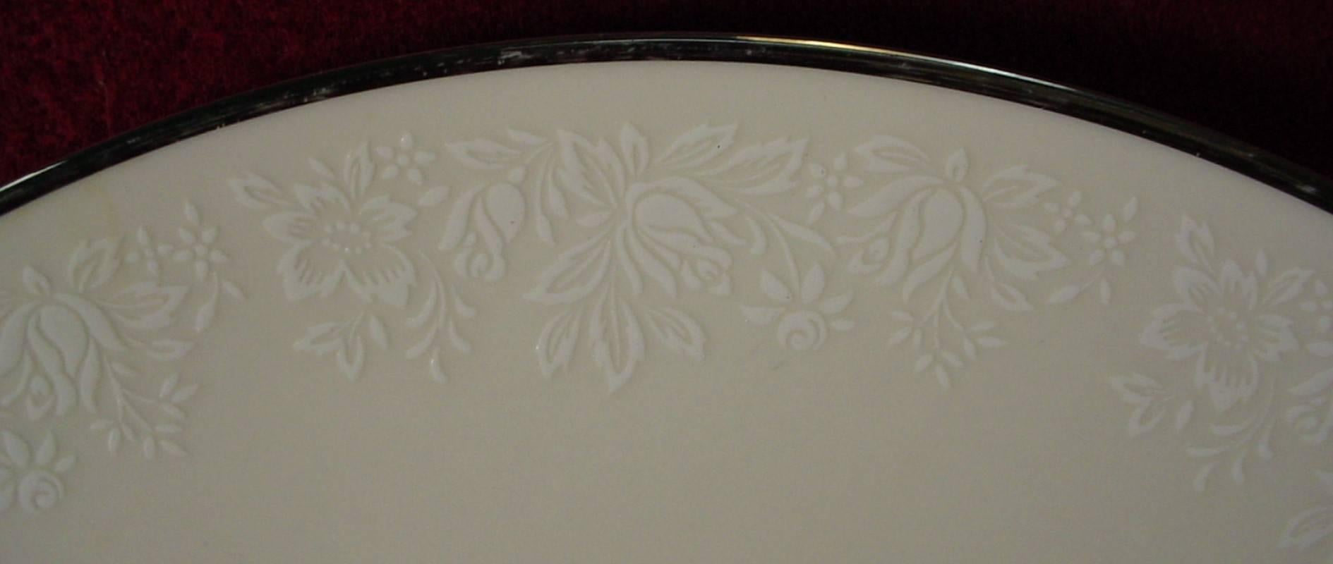 Noritake China Ambrosia 7567 pattern 98-piece set

in great condition with minimal use.

Production Dates: 1967 - 1978.

Includes 18 cup, 18 saucer, 10 dinner plate (three with trim wear); 15 salad plate, 17 bread plate, 11 fruit or berry bowl
