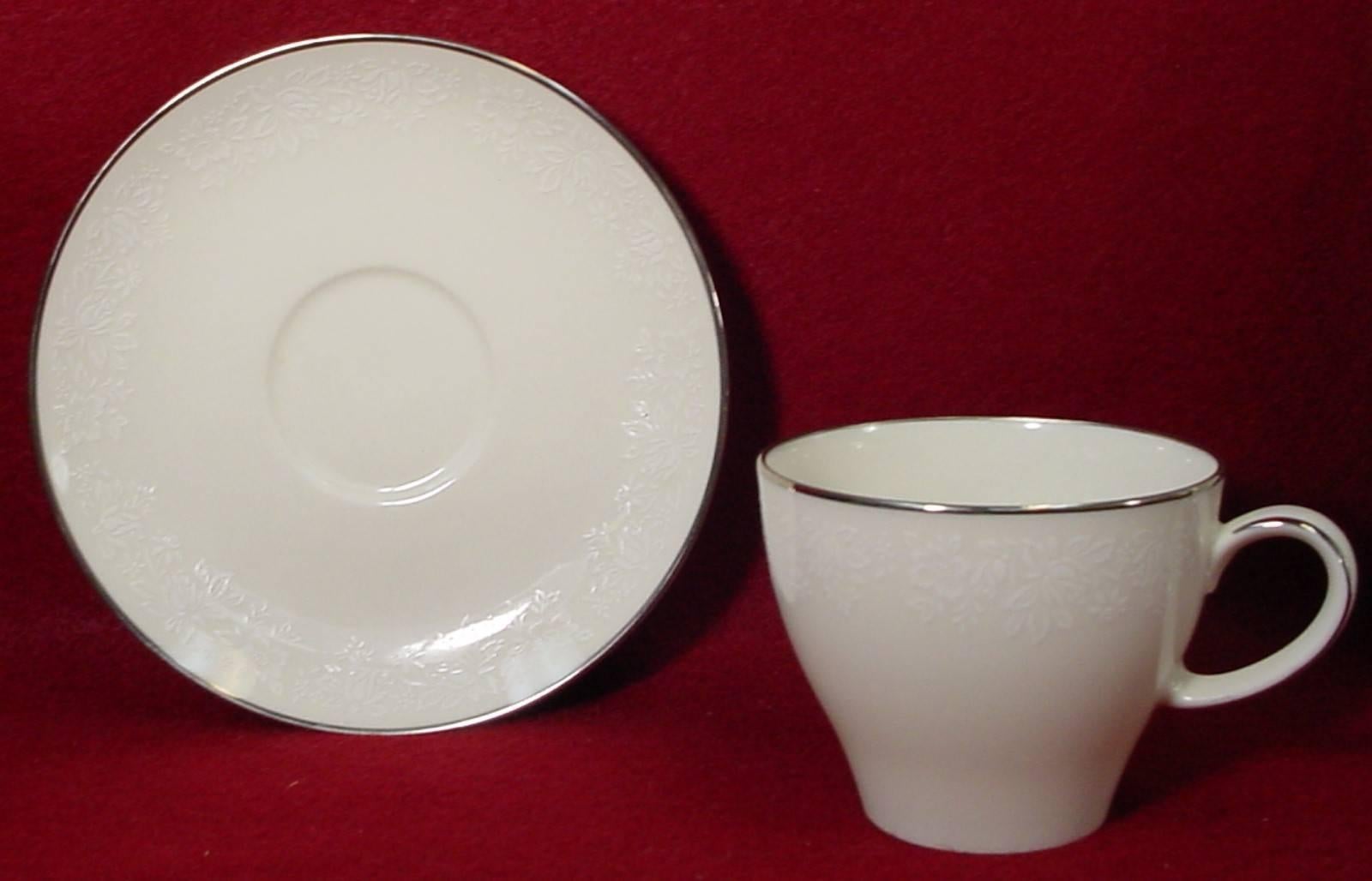 Noritake China Ambrosia 7567 Pattern 98-Piece Set Service In Excellent Condition For Sale In St. Petersburg, FL