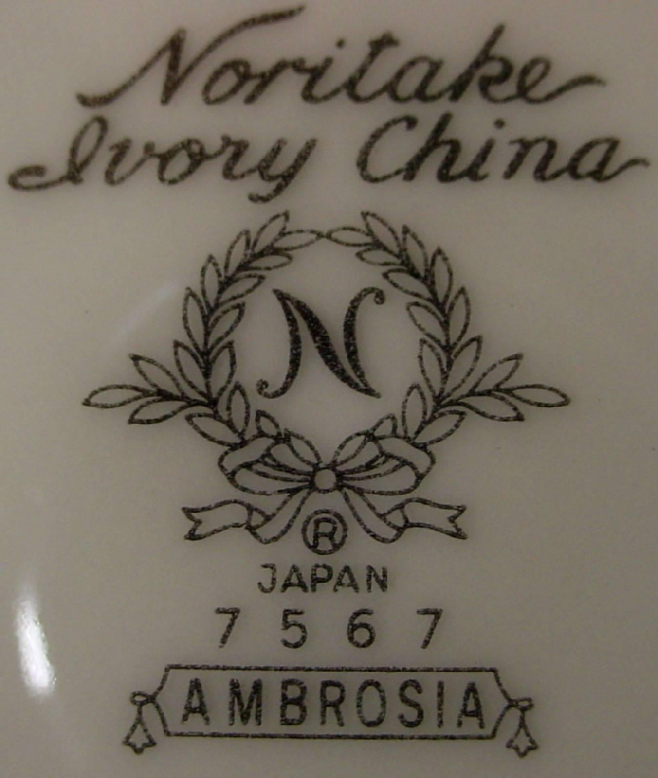 20th Century Noritake China Ambrosia 7567 Pattern 98-Piece Set Service For Sale