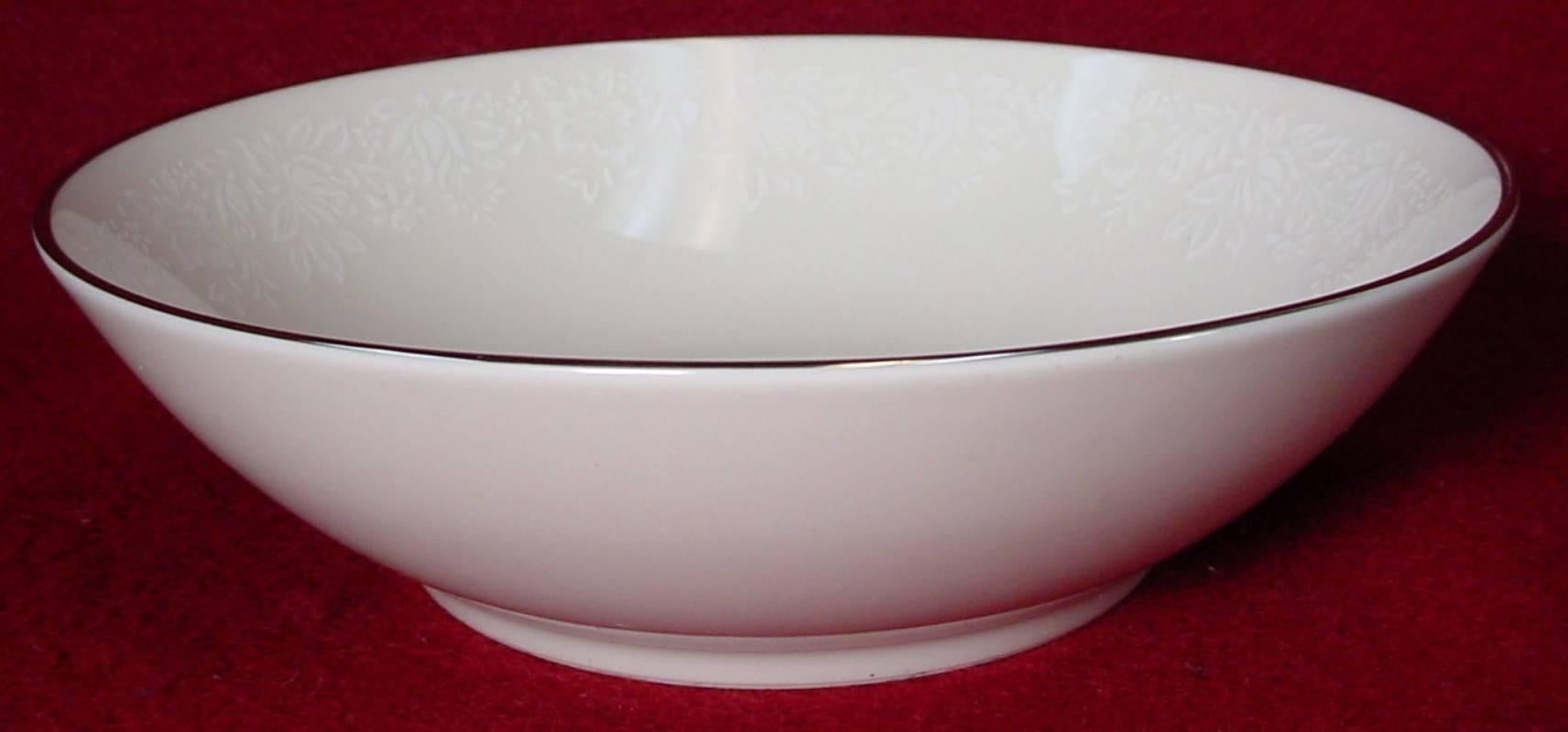 Japanese Noritake China Ambrosia 7567 Pattern 98-Piece Set Service For Sale