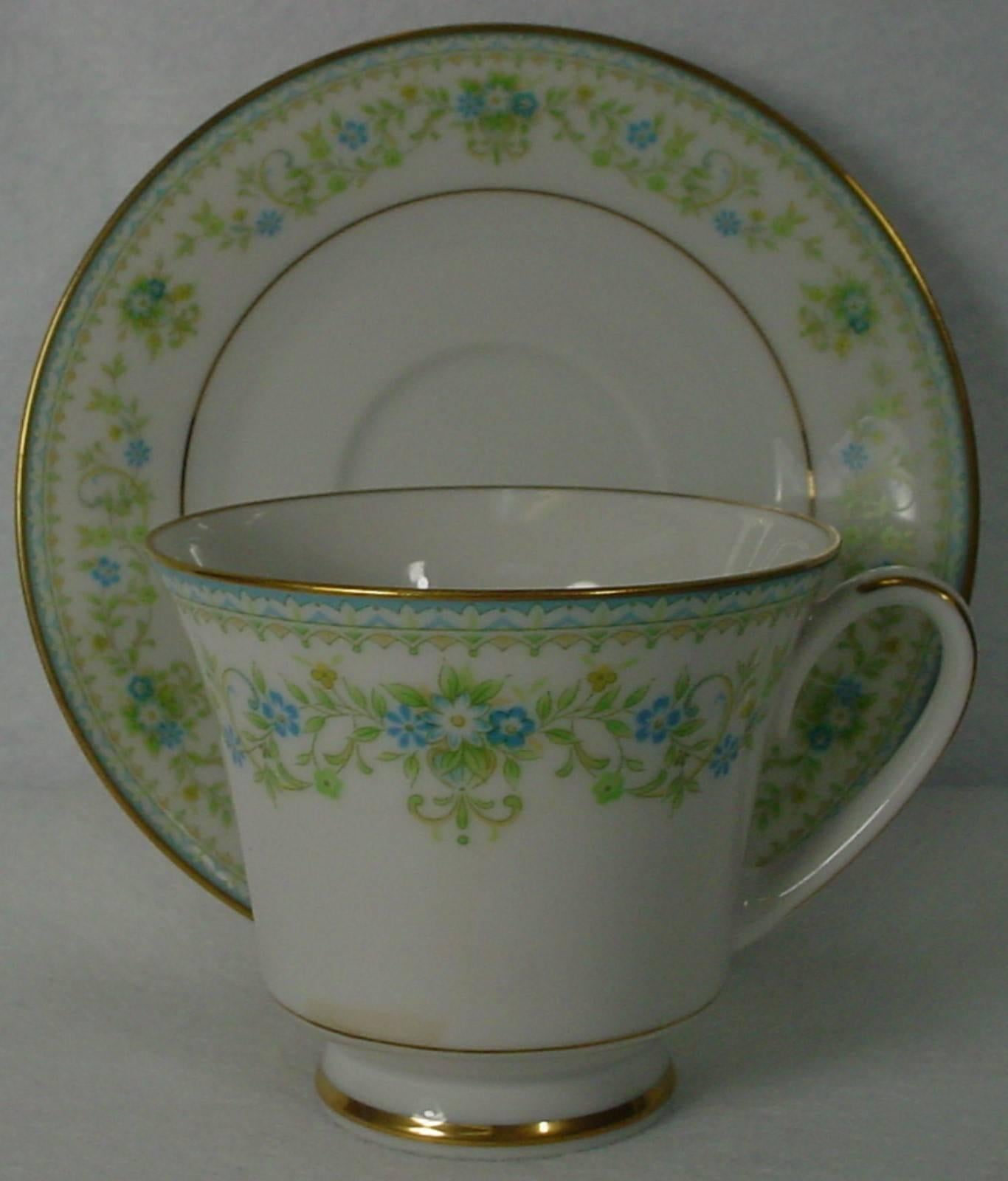 Noritake China Spring Meadow 2484 Pattern 60-Pc Set Service for 12 In Excellent Condition For Sale In St. Petersburg, FL