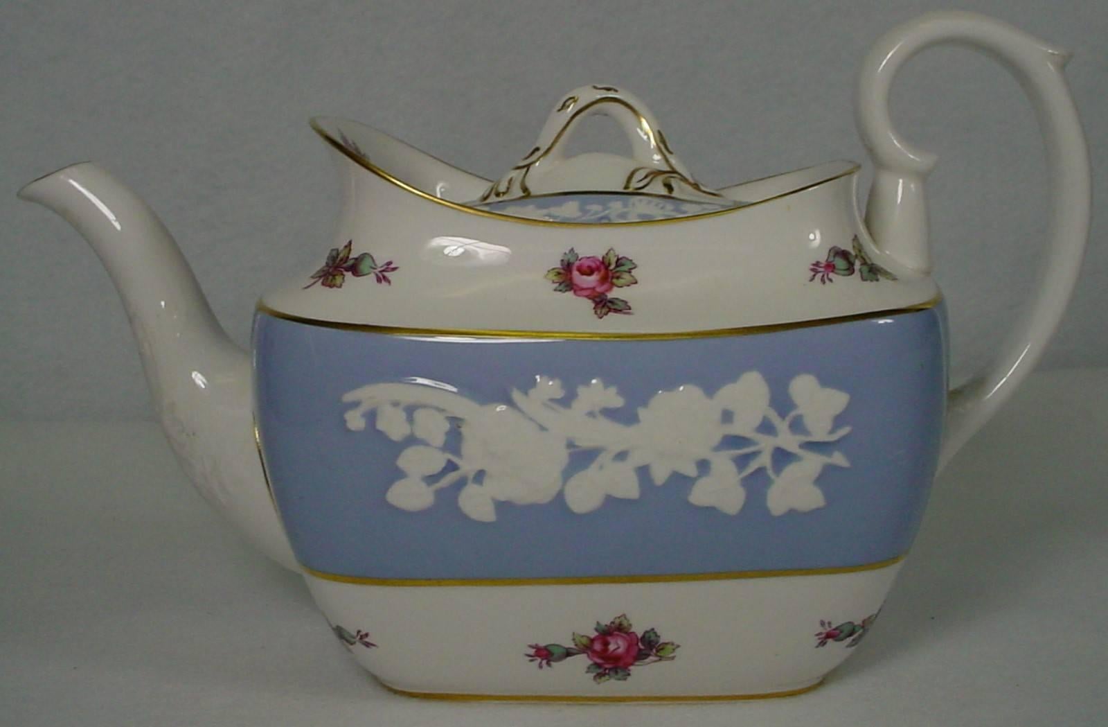 Spode China Maritime Rose R4118 pattern teapot with lid,

in great condition with minimal use.

• Production dates: 1954-1972.

• Measures @ 42 oz.

• White flowers on blue.

• Floral mold.

• Gold trim.
