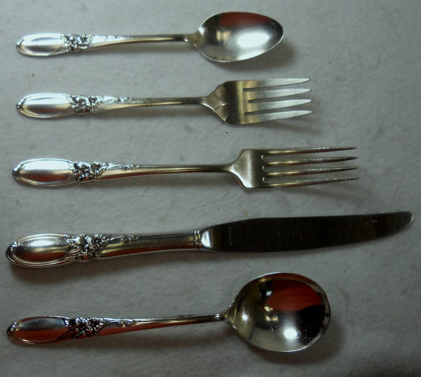 In great condition free from stain or discoloration and with only a minimum of use.

Mfg 1953. 

Silver plate.

Includes 12 knifes, 12 dinner forks, 12 salad forks, 24 teaspoons, 12 round bowl cream soup or gumbo spoons, one solid serving