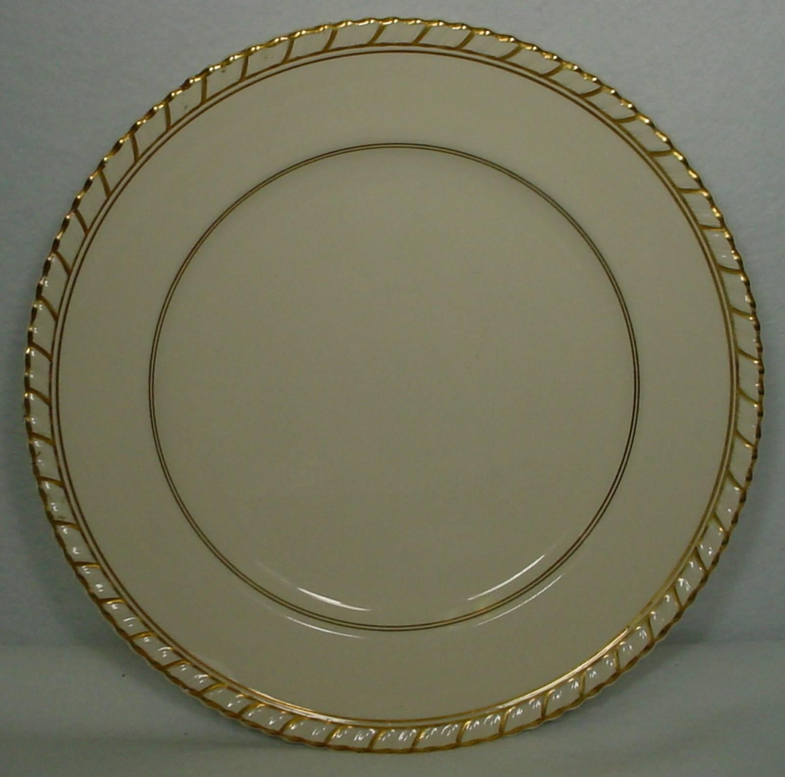 JOHNSON BROTHERS china BELMONT Old English 44-pc SET SERVICE for EIGHT + Serving In Good Condition In St. Petersburg, FL