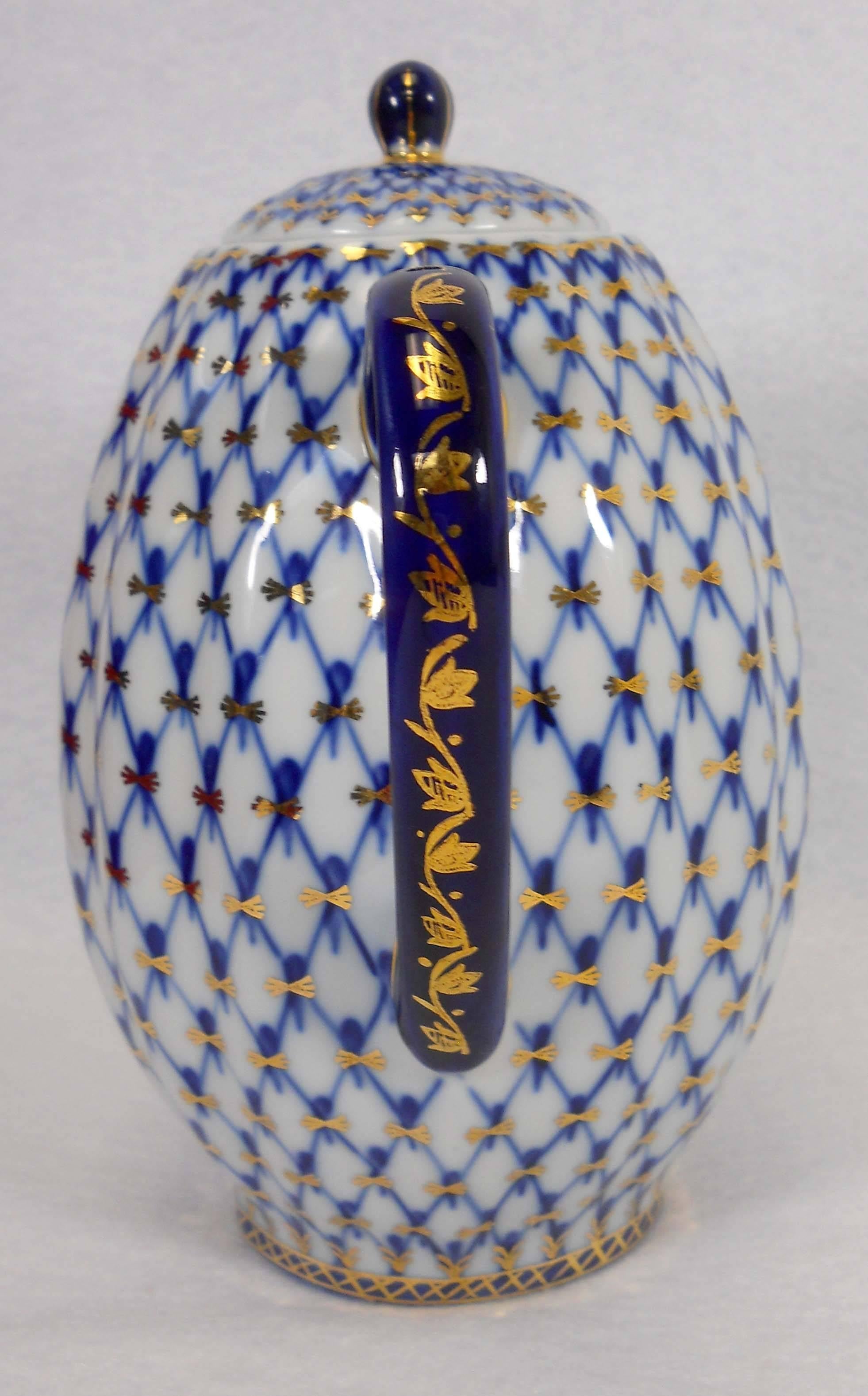 Lomonosov Imperial Russian porcelain Cobalt Net pattern Coffee pot. In Excellent Condition In St. Petersburg, FL