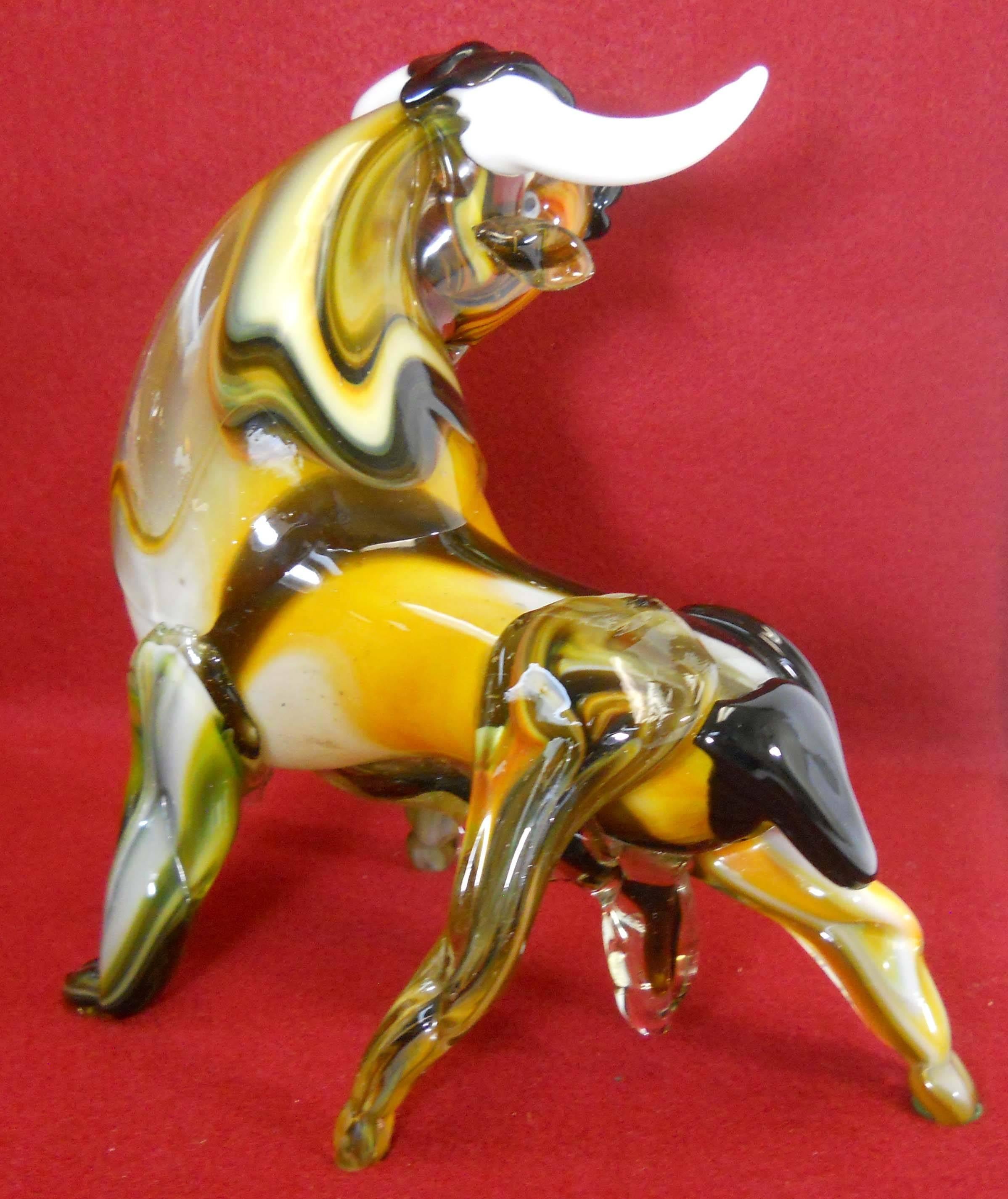 Murano Glass Bull Figurine, Motled Coloring with White Horns In Excellent Condition In St. Petersburg, FL