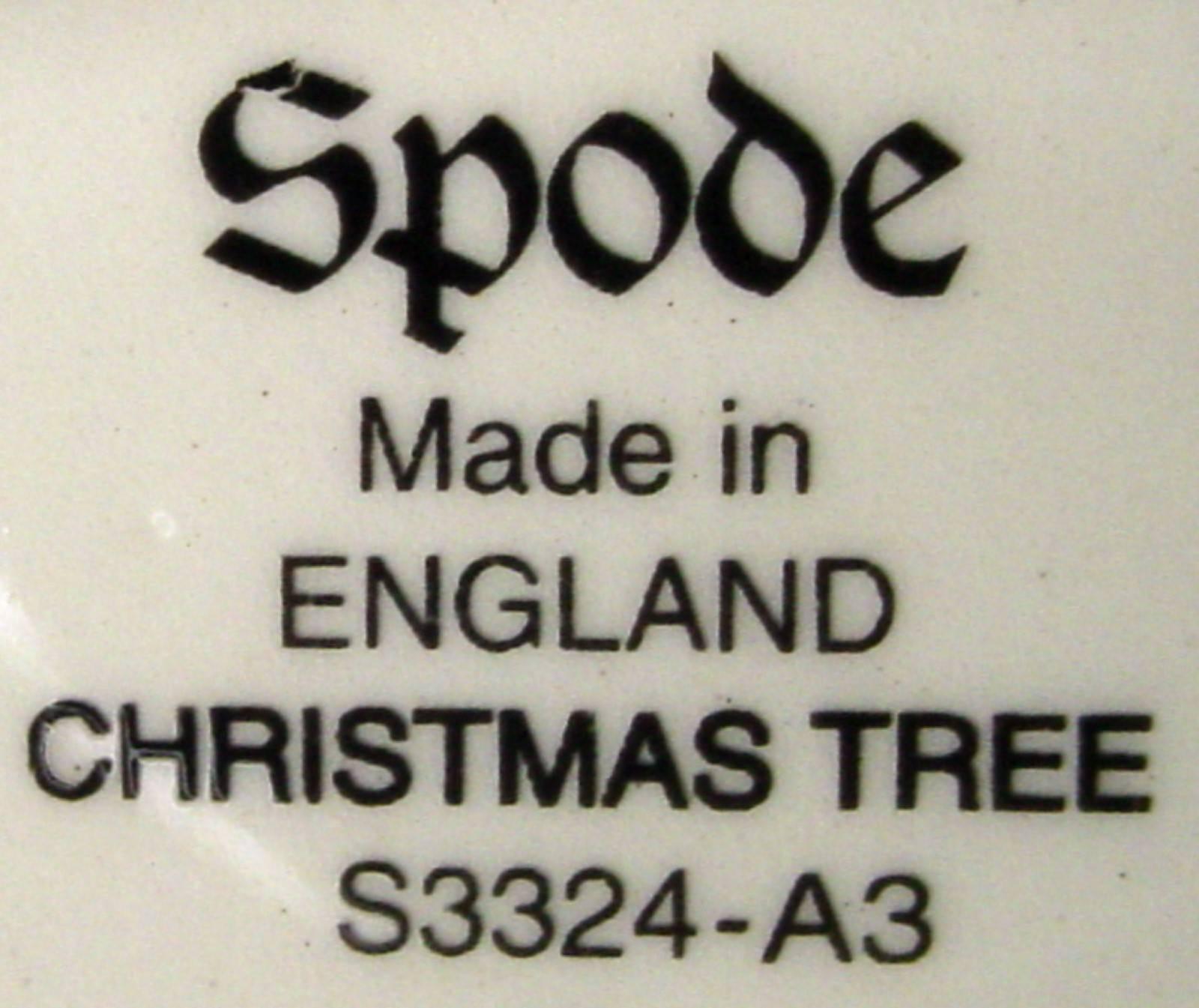 20th Century Spode Made in England Christmas Tree Green Fifty-Four-Piece Service for Nine
