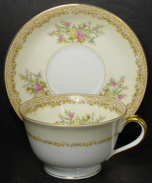 NORITAKE china LOIS 677 pattern 72-pc SET SERVICE for TWELVE (12) In Excellent Condition For Sale In St. Petersburg, FL