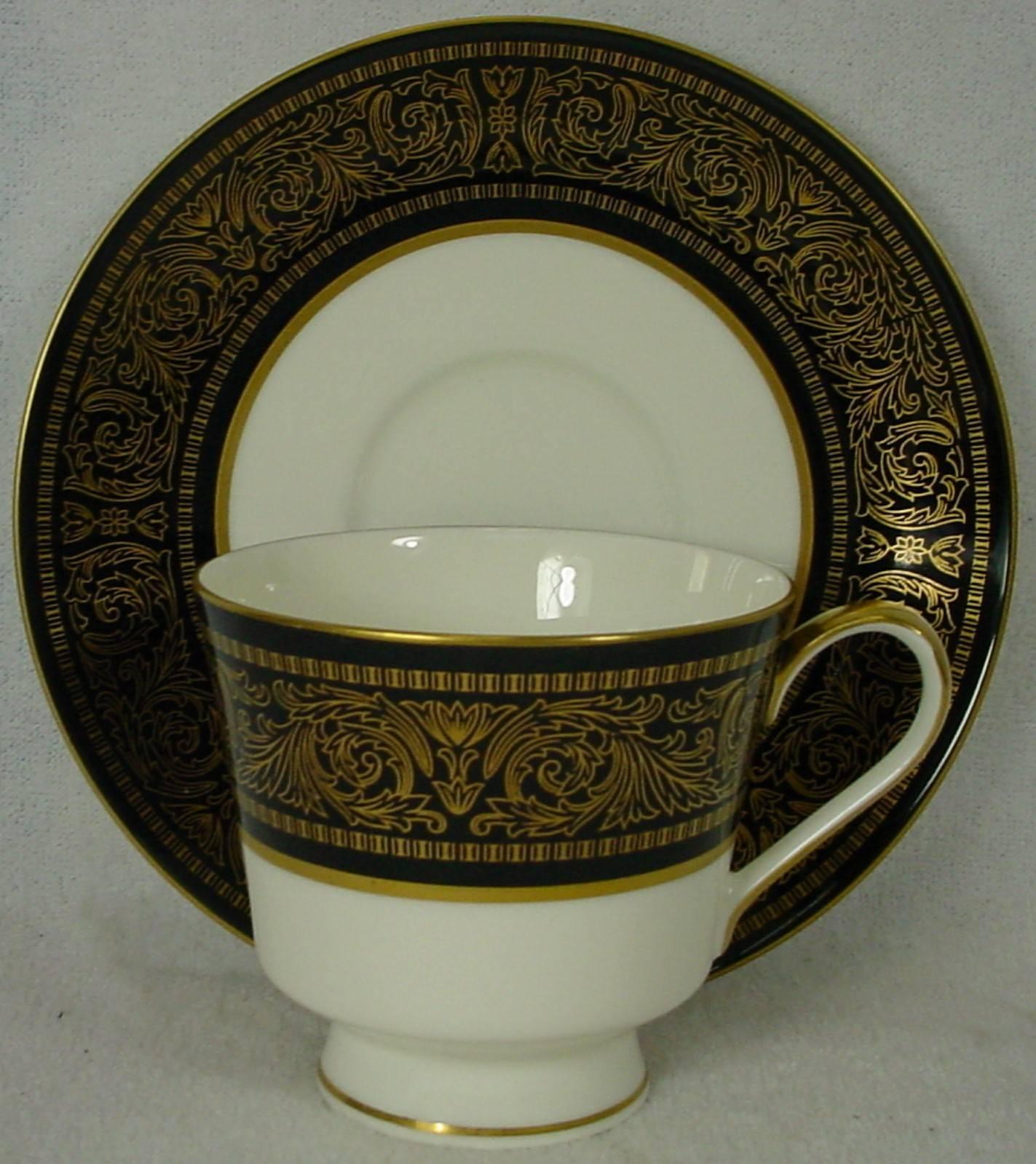 Mikasa China Mount Holyoke A1-114 Pattern 91-Piece Set Service for 12 + Serving In Excellent Condition In St. Petersburg, FL