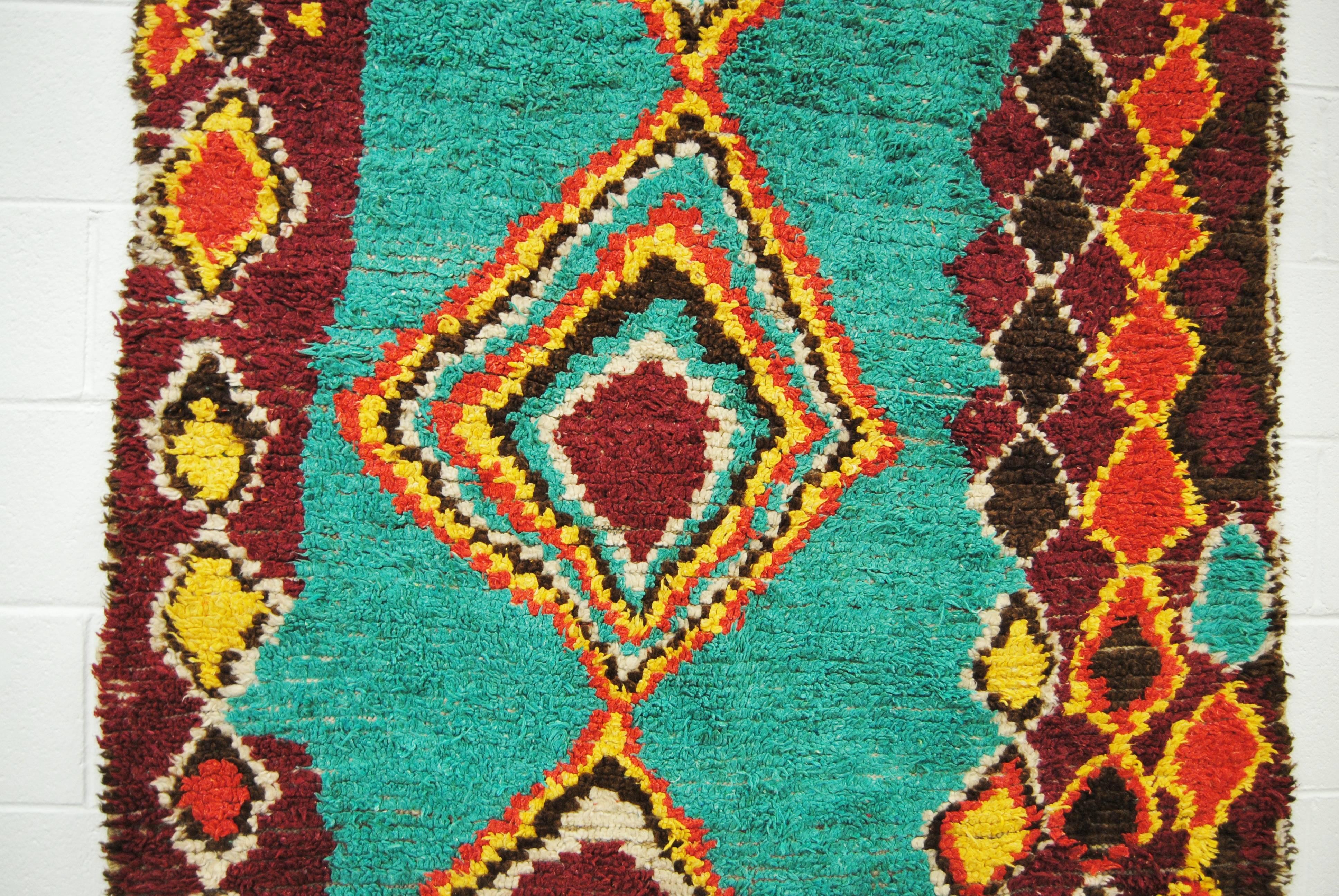 Vintage Moroccan Hand-Loomed Wool Azilal Rug In Good Condition For Sale In Glen Ellyn, IL