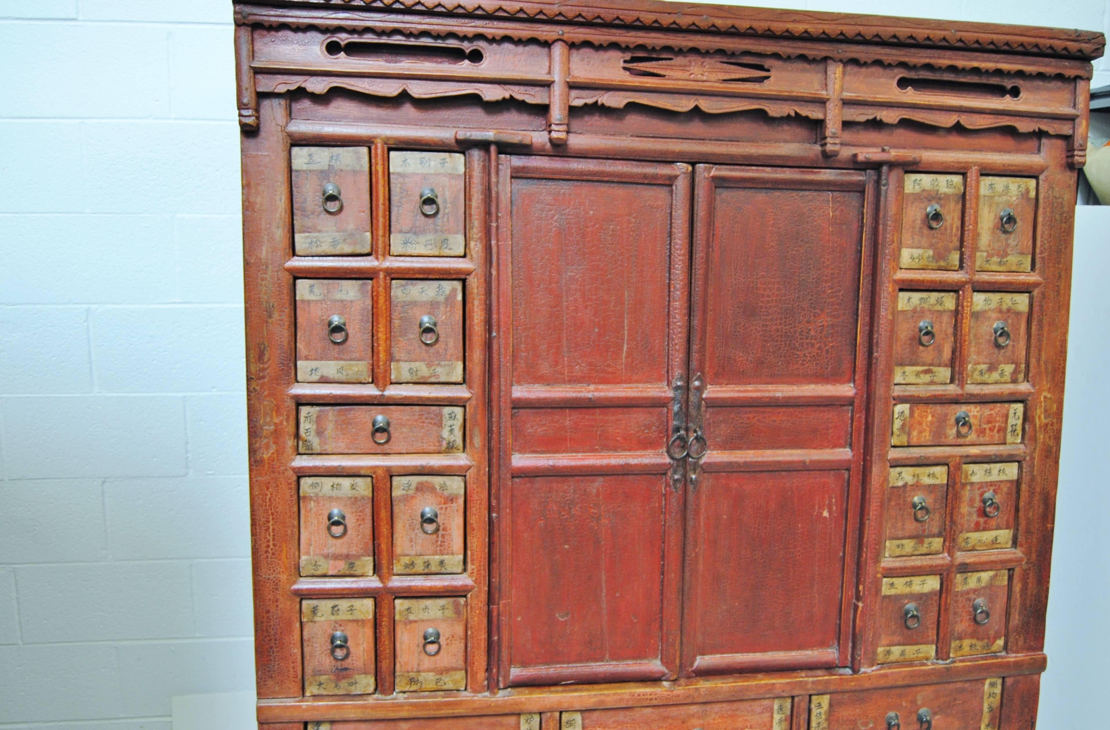 Antique Chinese Apothecary Armoire, Shanxi Province, Early 19th Century In Good Condition In Glen Ellyn, IL