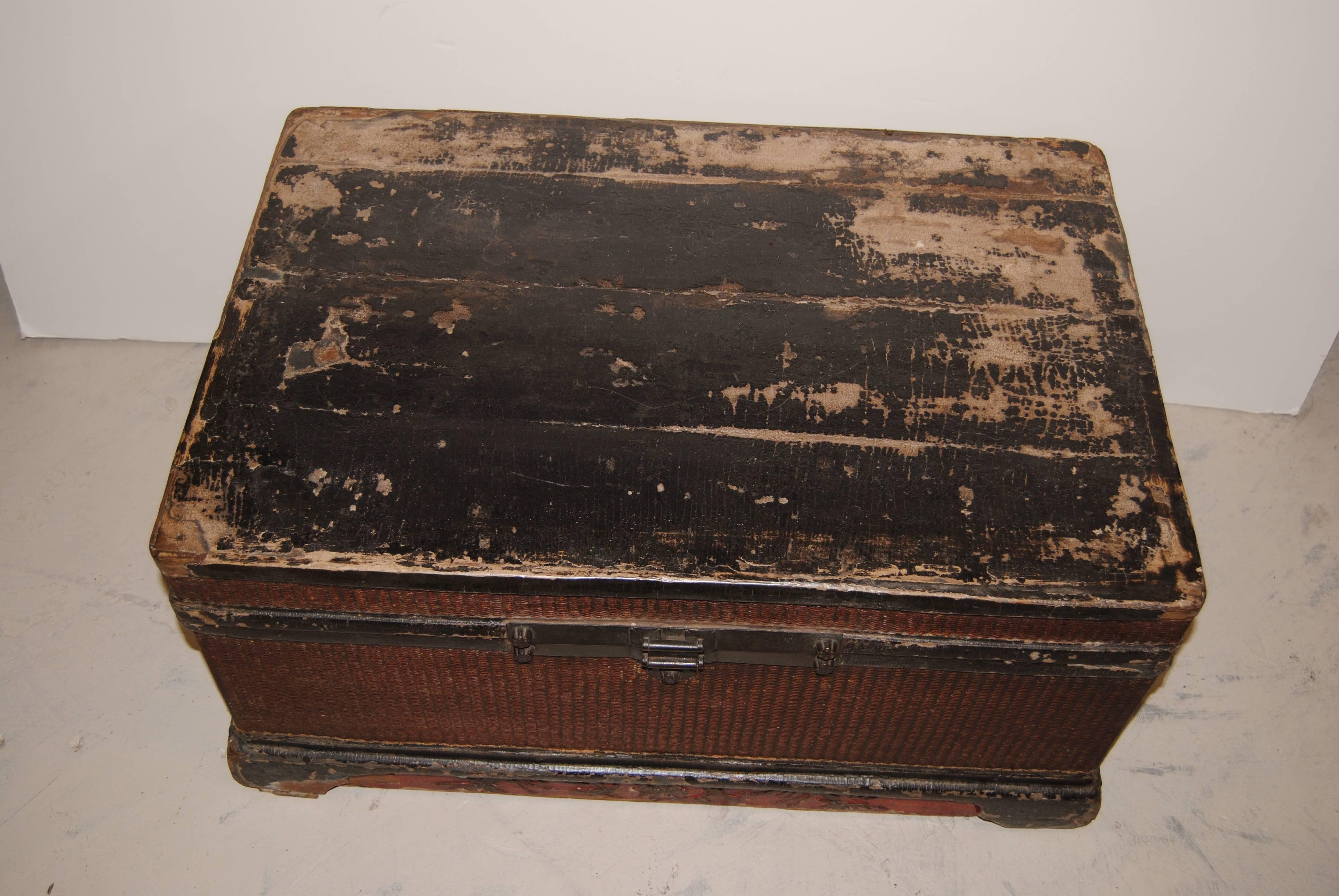 Chinese Late 19th Century Red and Black Woven Trunk For Sale 3