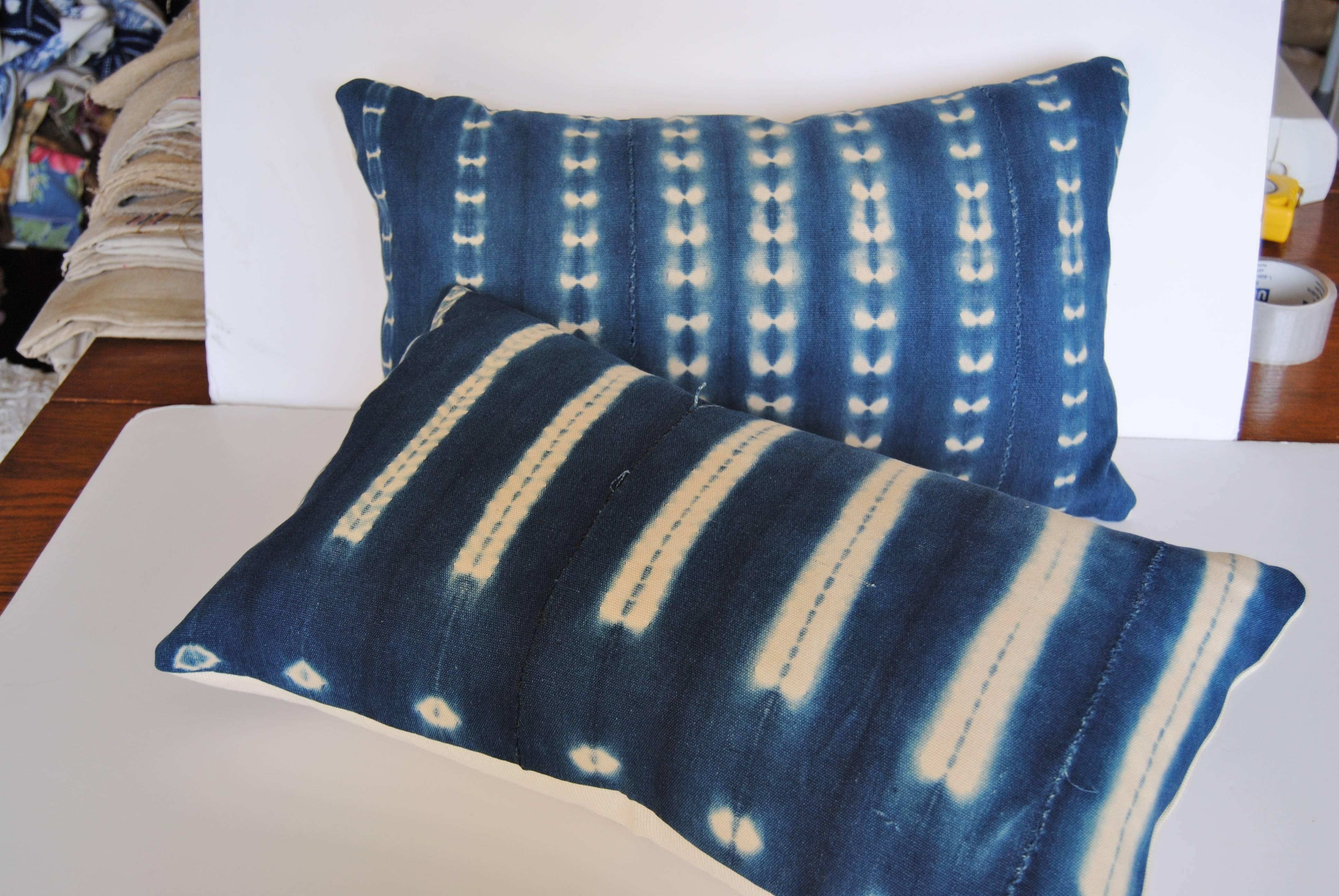 Pair of Pillows Cut from Vintage African Hand-Loomed Indigo Cotton, Mali In Good Condition For Sale In Glen Ellyn, IL