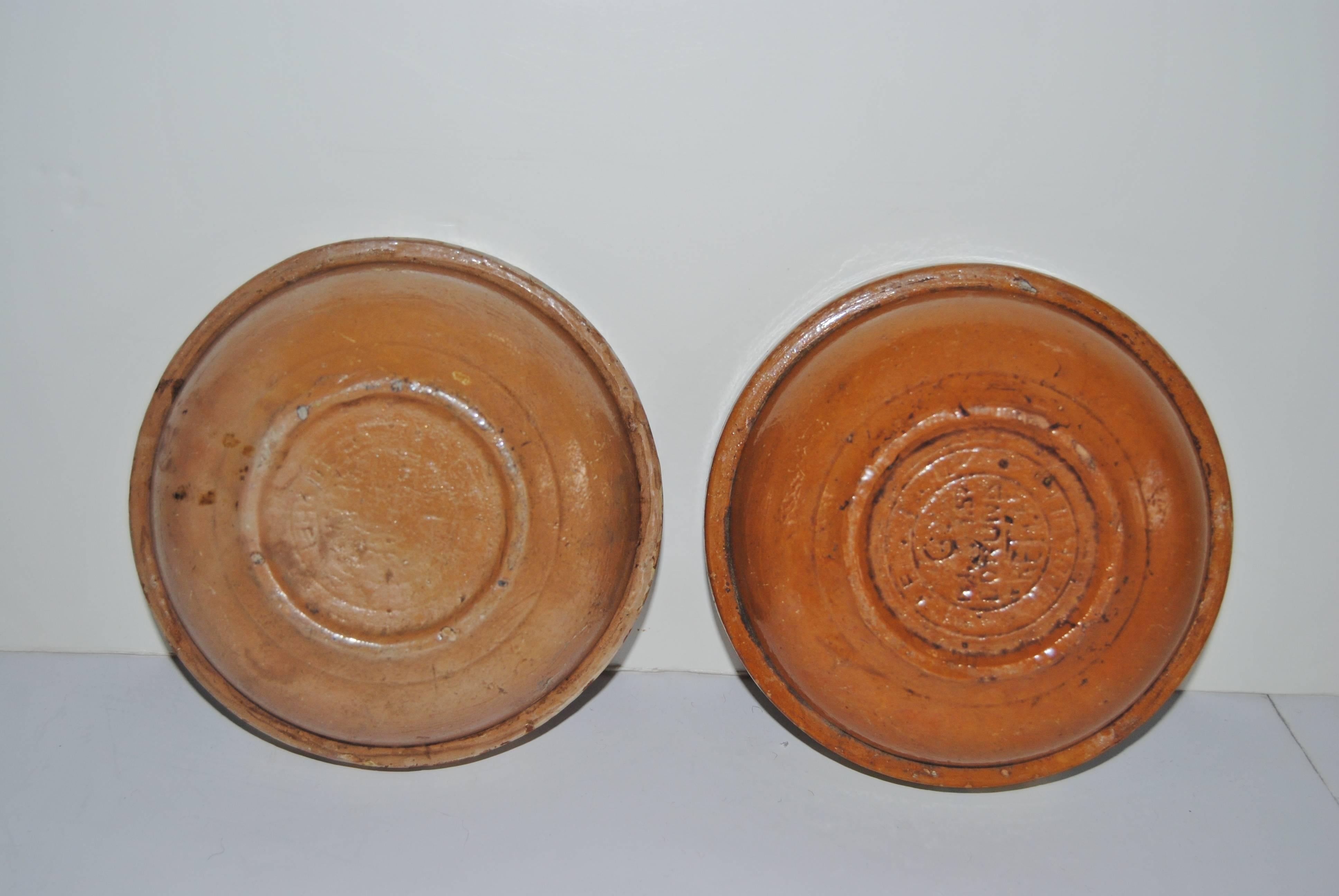 Pair of Vintage Romanian Slipware Pottery Bowls, Transylvania In Good Condition In Glen Ellyn, IL