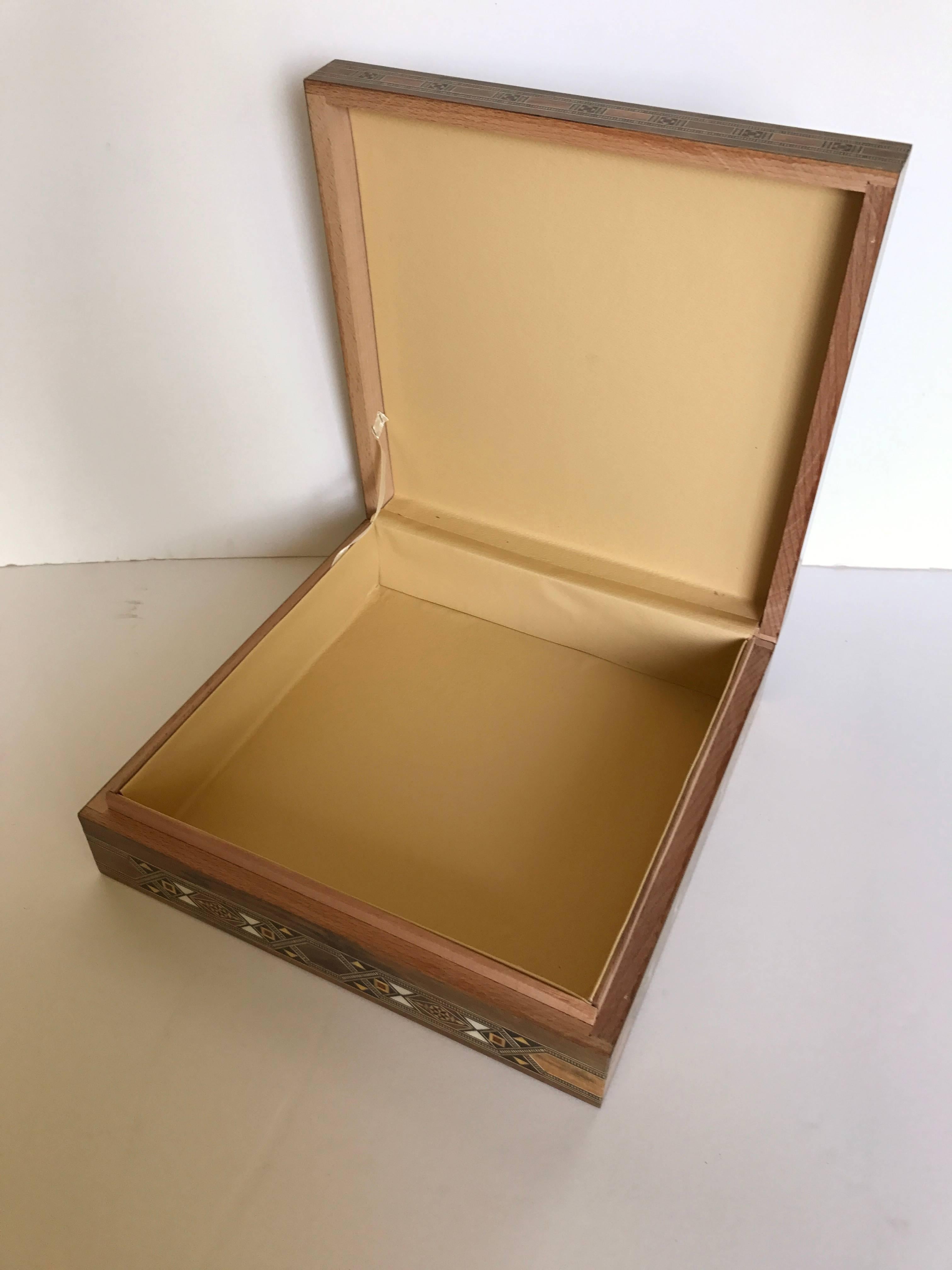 Syrian Walnut Wood Box Inlaid with Mother-of-Pearl, Cream Leather Lining In Excellent Condition In Glen Ellyn, IL