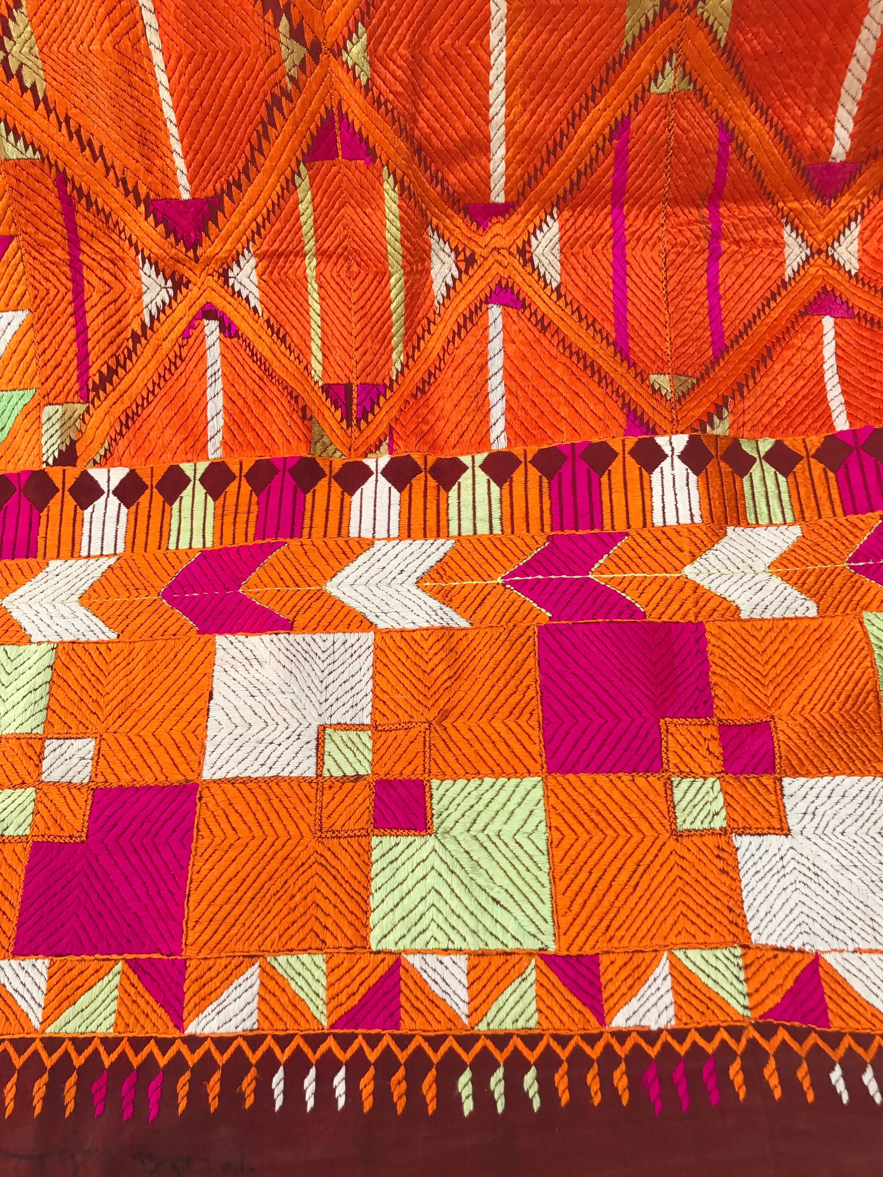 Vintage Phulkari Bagh Wedding Shawl from Punjab, India In Excellent Condition For Sale In Glen Ellyn, IL