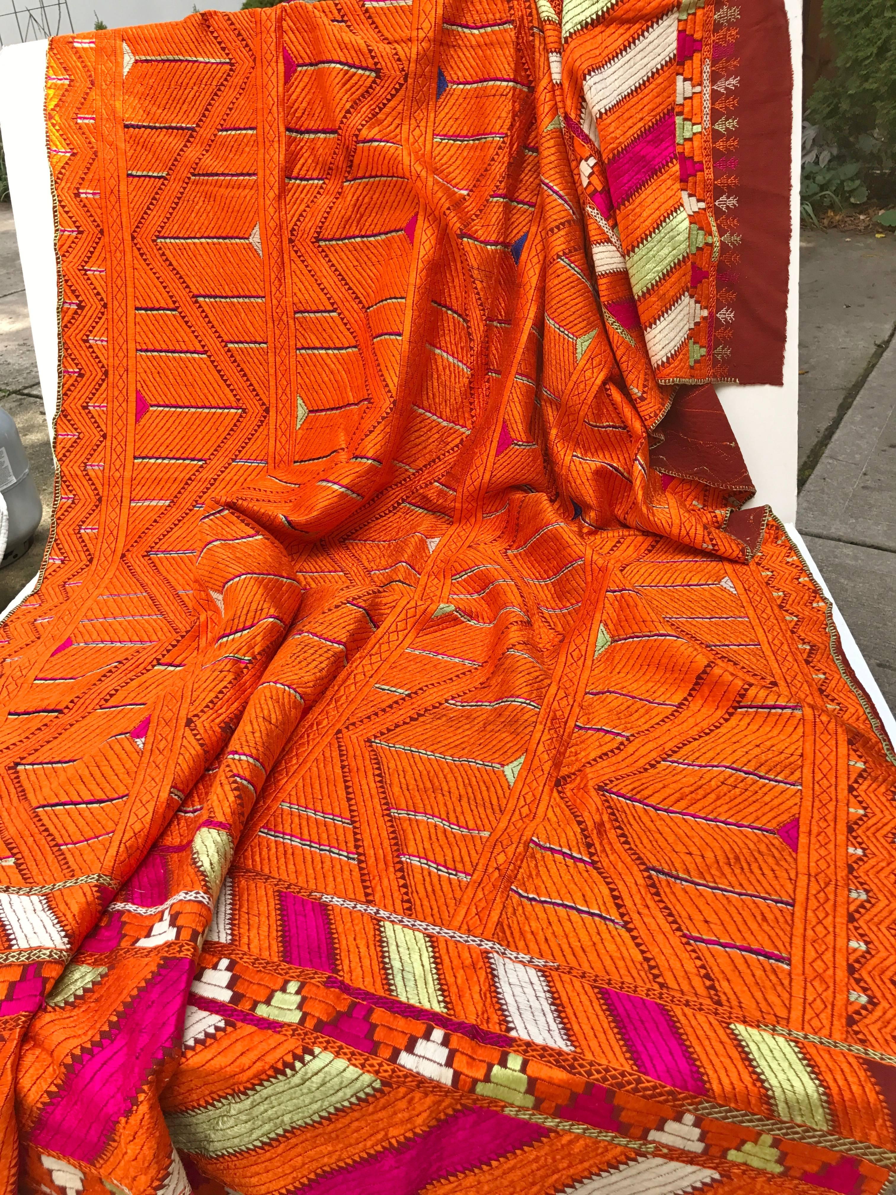 Vintage Phulkari Bagh Wedding Shawl from Punjab, India In Excellent Condition For Sale In Glen Ellyn, IL