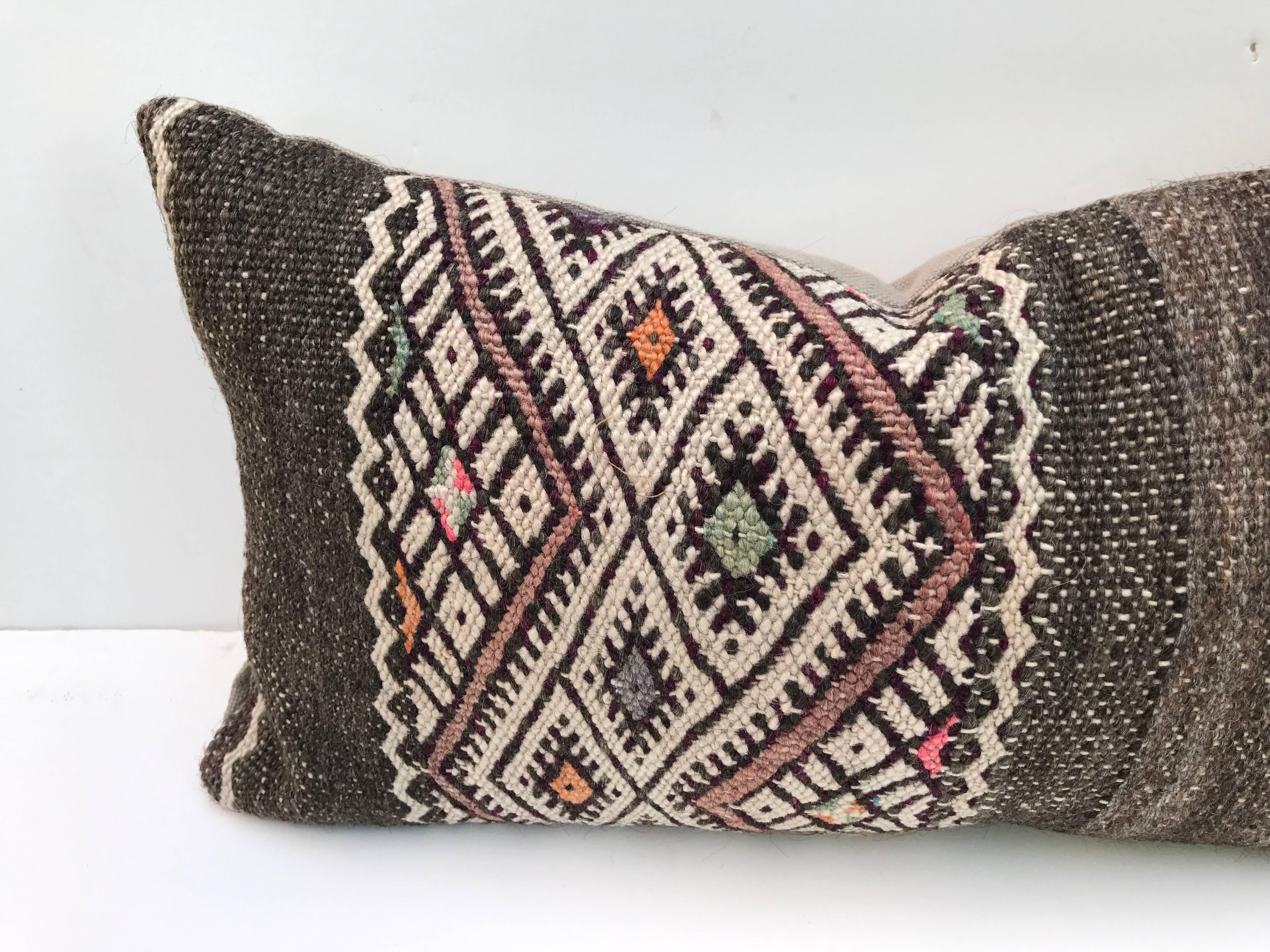 Pair of Moroccan Hand-Loomed Wool Pillows In Good Condition For Sale In Glen Ellyn, IL