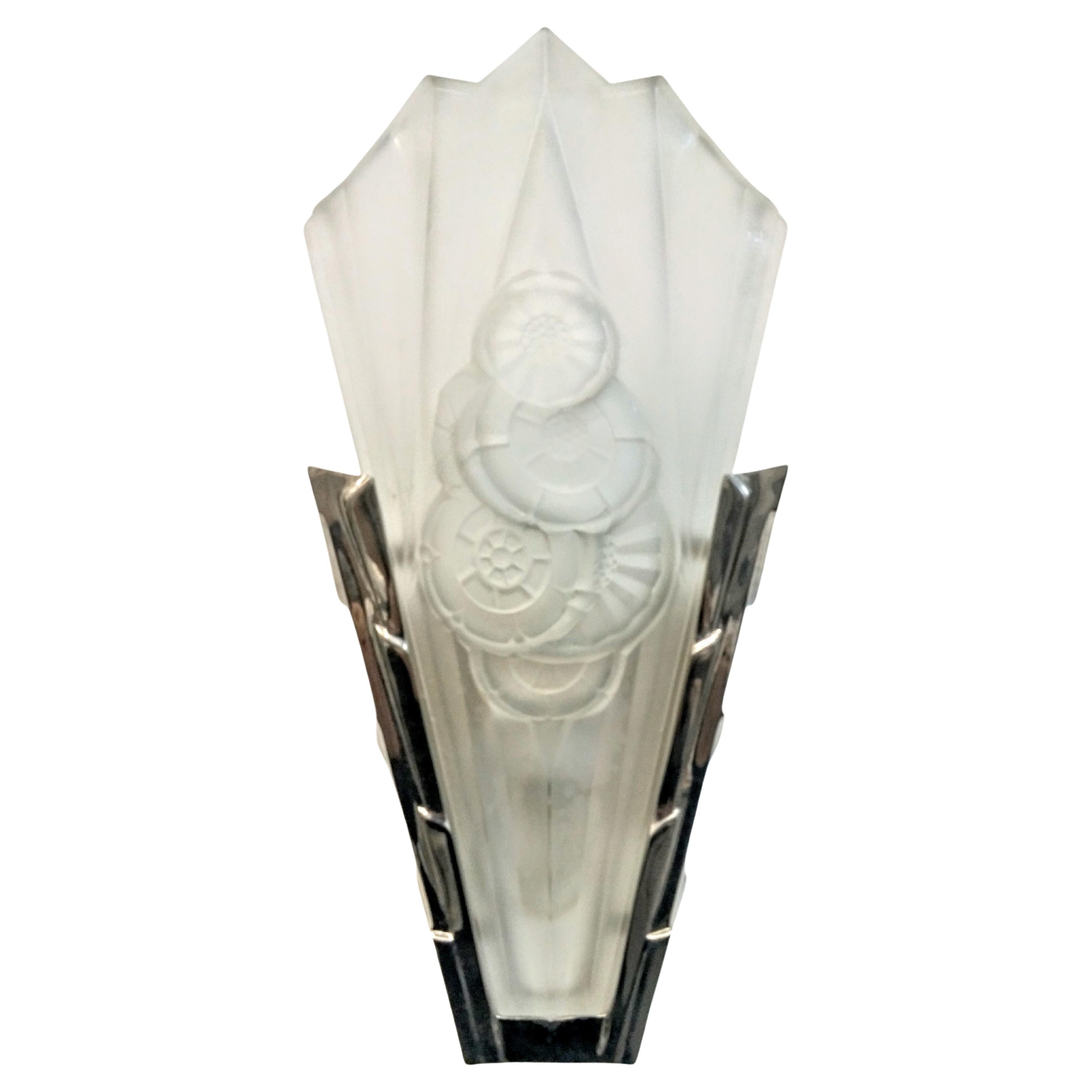 Une paire d'appliques murales Art Deco de l'artiste français Degue est en excellent état. Abat-jour en verre clair dépoli moulé, décoré de motifs géométriques et floraux. Chaque abat-jour est marqué DEGUE et monté dans des cadres en bronze nickelé