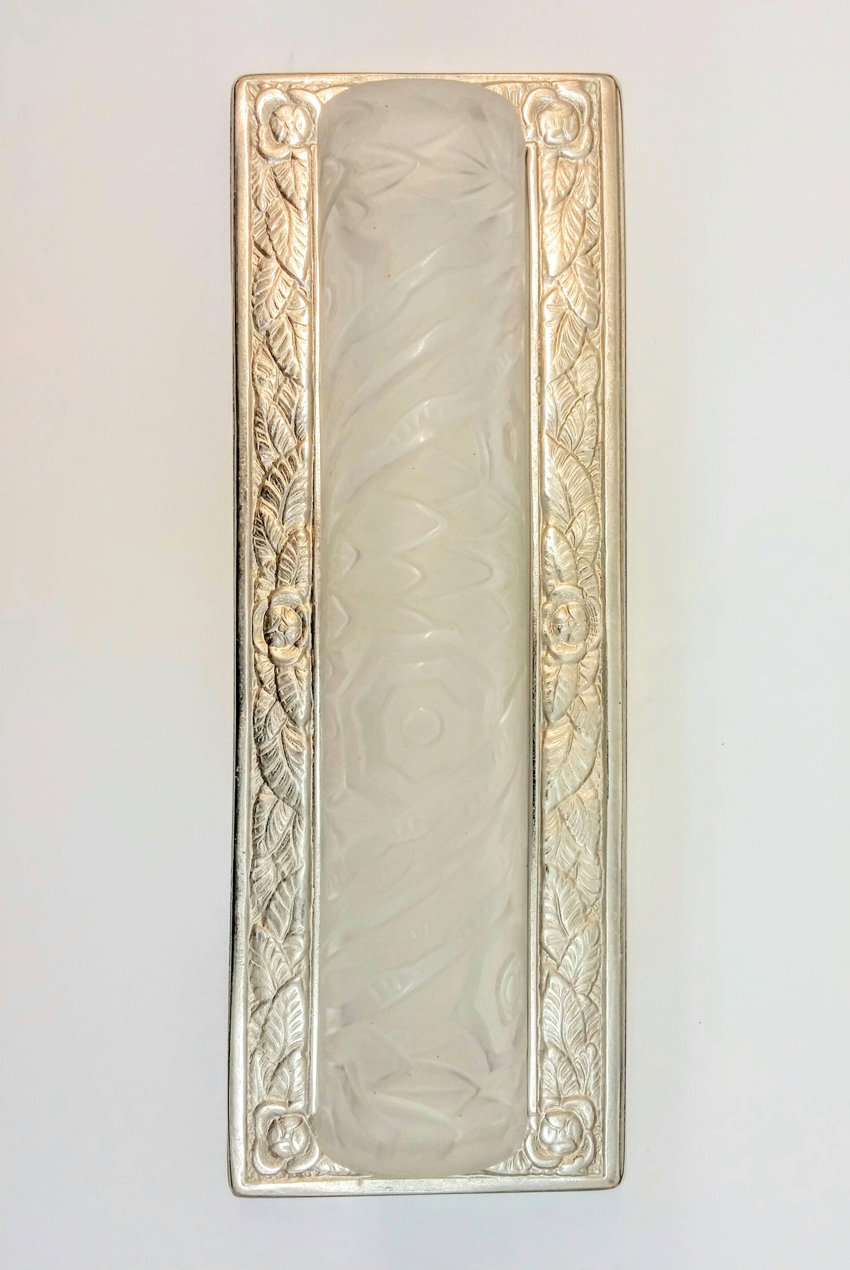 Pressed Pair of French Art Deco Wall Sconces by Schneider For Sale