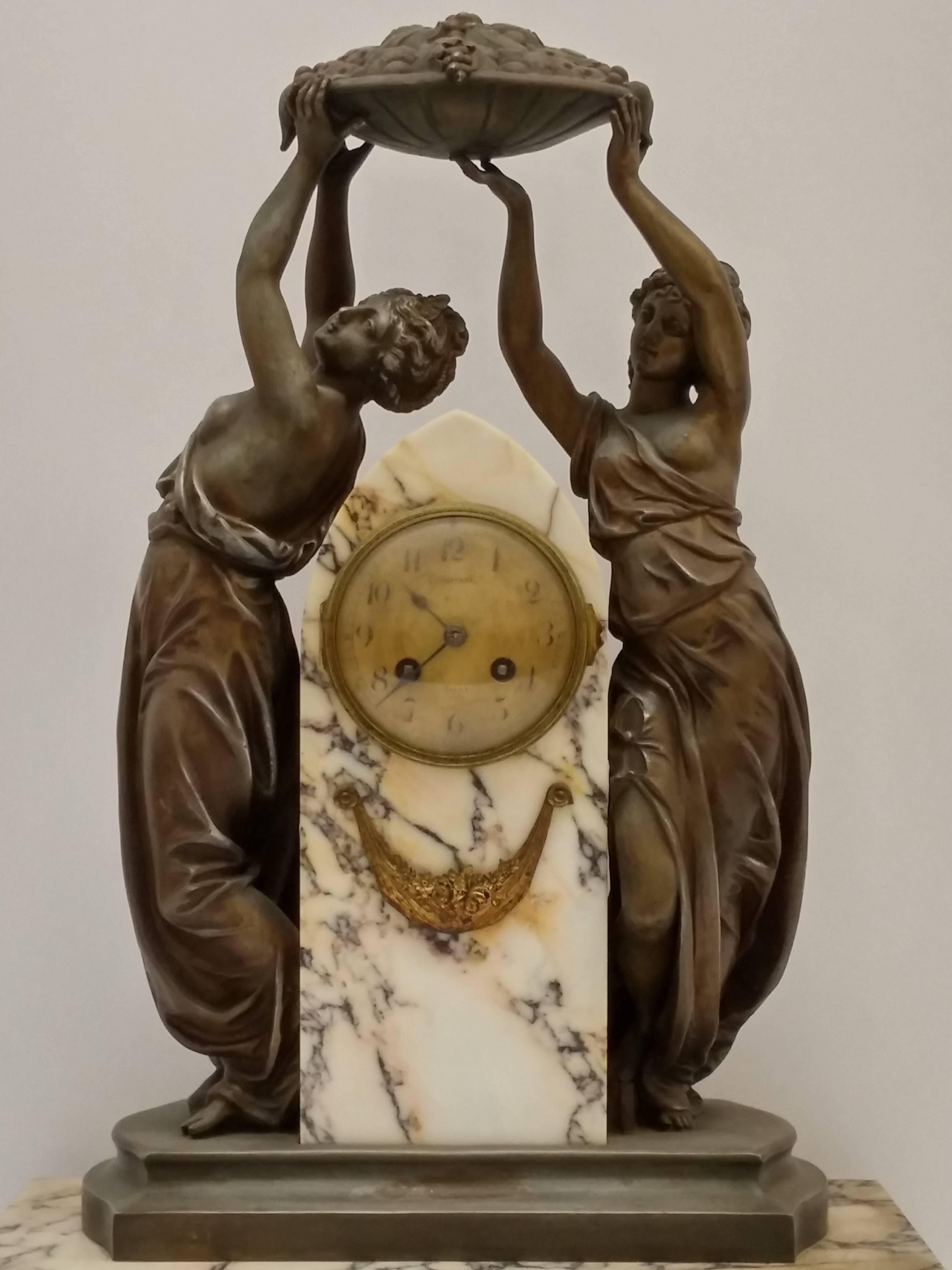 Französische Jugendstilskulptur mit einer Uhr, die ein Frauenpaar zeigt, das sich über die Ernte der Saison freut. In sehr gutem Zustand. Verkauft wie es ist in Bezug auf die Bewegung. Kostenlose Abholung im Dreistaatengebiet. Wir sind die seltene