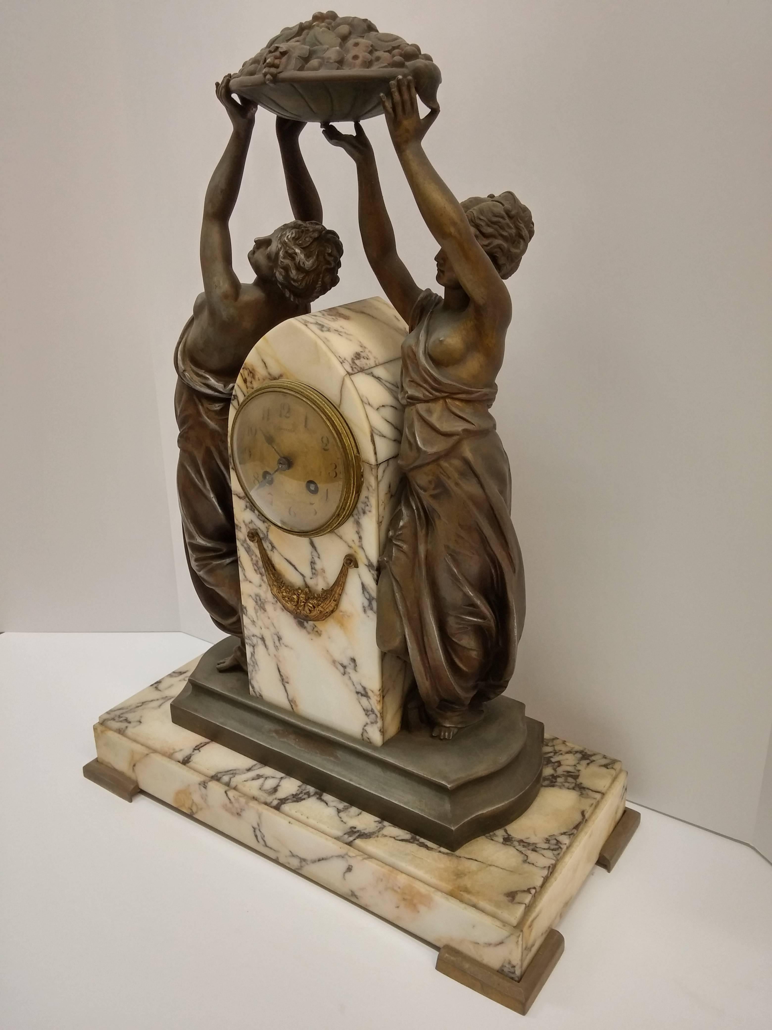 Marbre Horloge de sculpture Art nouveau français en vente