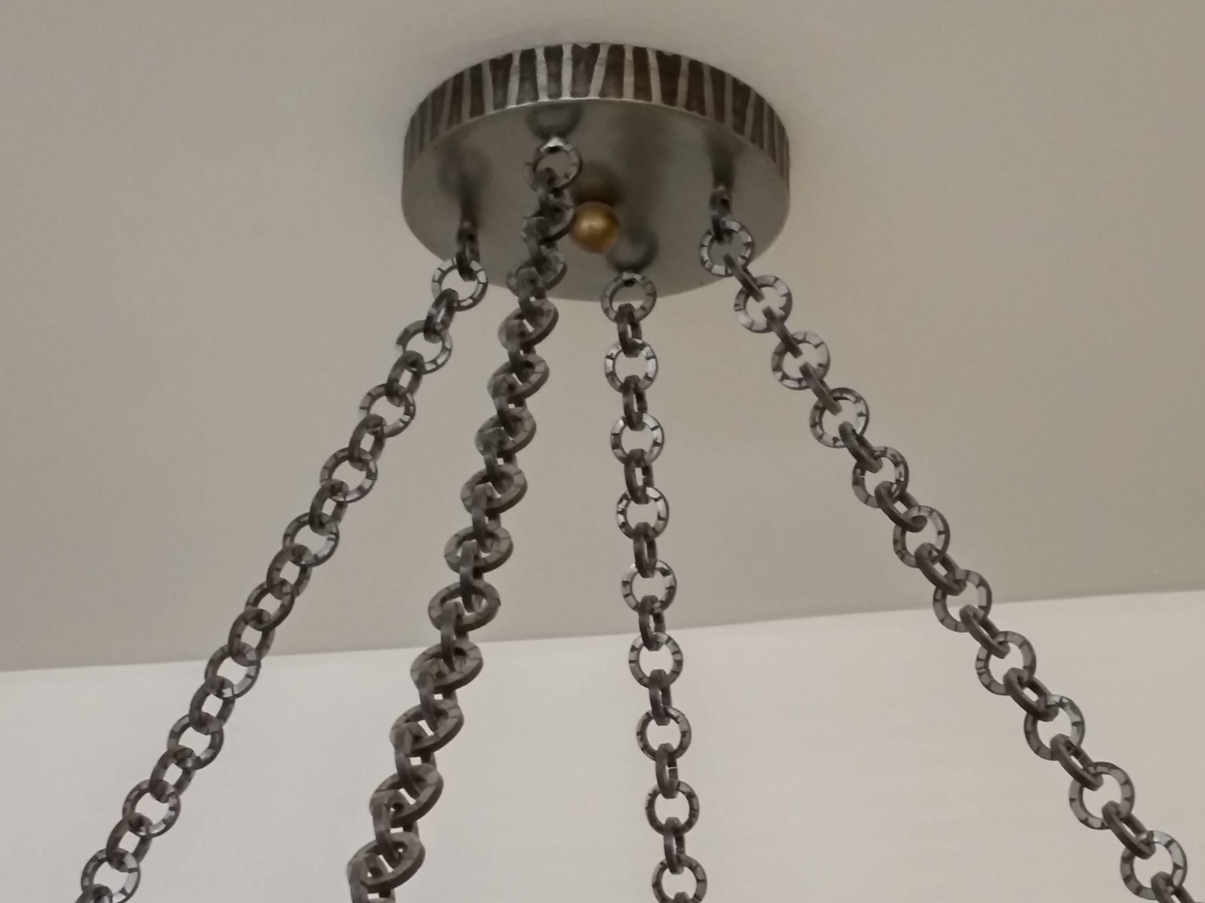 Un grande lampadario in ferro battuto forgiato a mano e decorato con motivi di texture (36 pollici di diametro, altezza regolabile) I link possono essere sostituiti da aste. Placcatura in diverse finiture su richiesta e senza costi aggiuntivi. Siamo