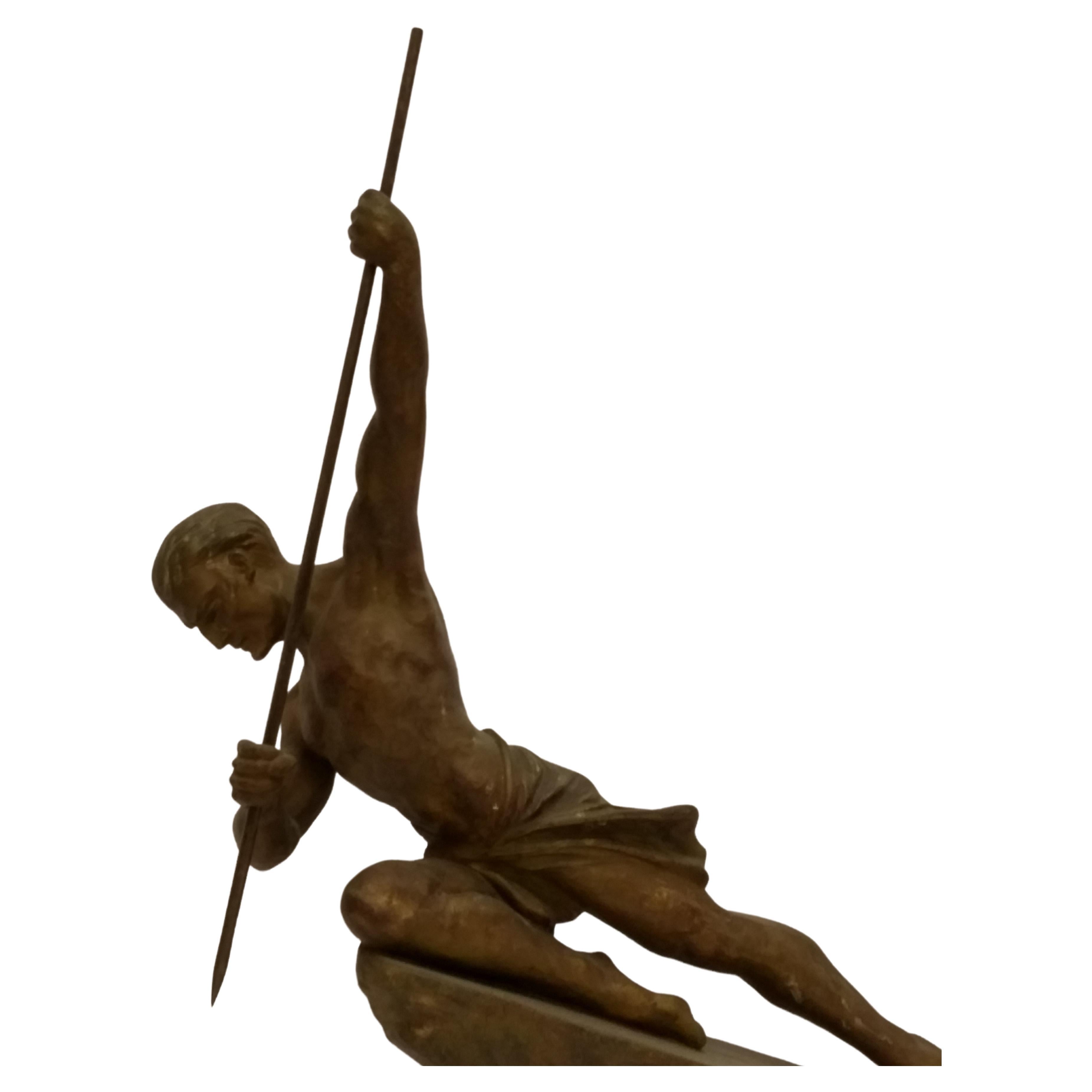 Sculpture de chasseur à la lance de l'Art déco français en patine verte et dorée par l'artiste français R&R Varnier. En très bon état, avec une usure modeste correspondant à l'âge. Nous sommes la rare source spécialisée dans l'Art Déco français