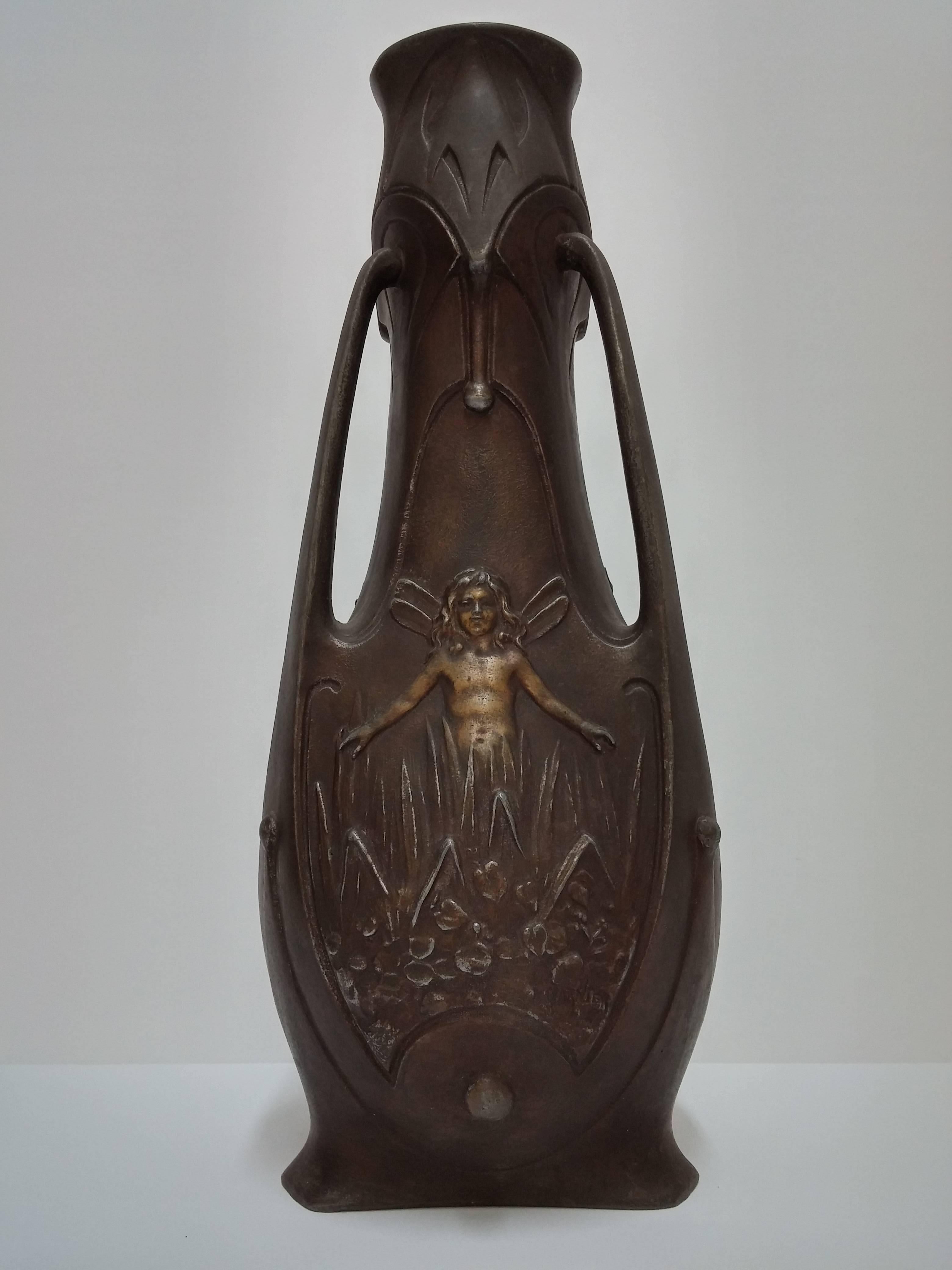 Une exquise paire de vases Art Nouveau français dans sa patine d'origine. Elle peut être transformée en une superbe paire de lampes de table avec des bases en marbre moyennant un supplément.  Replacage dans différentes finitions sur demande. Nous