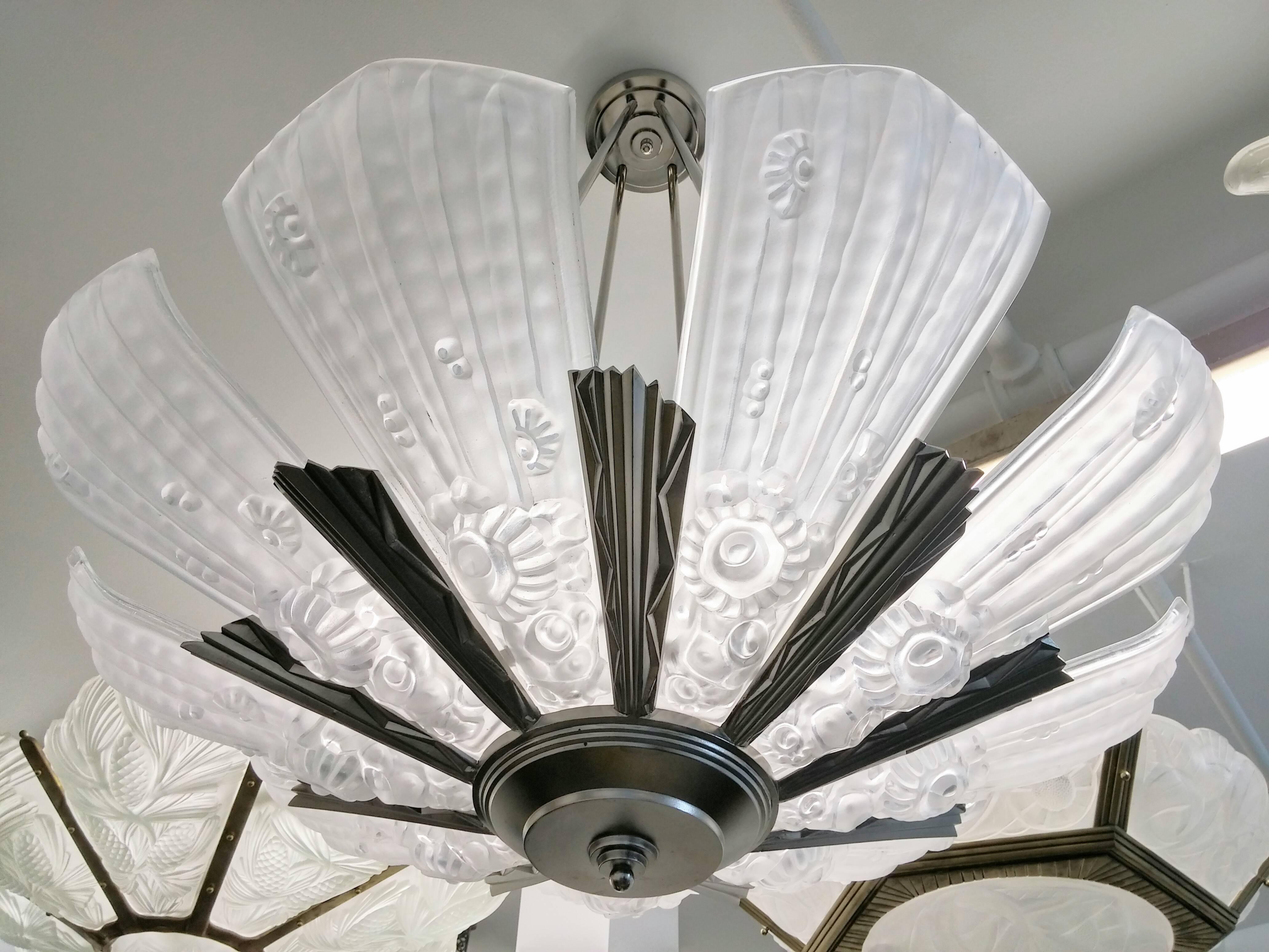 Eccezionale ed elegante lampadario francese Art Deco dell'artista 