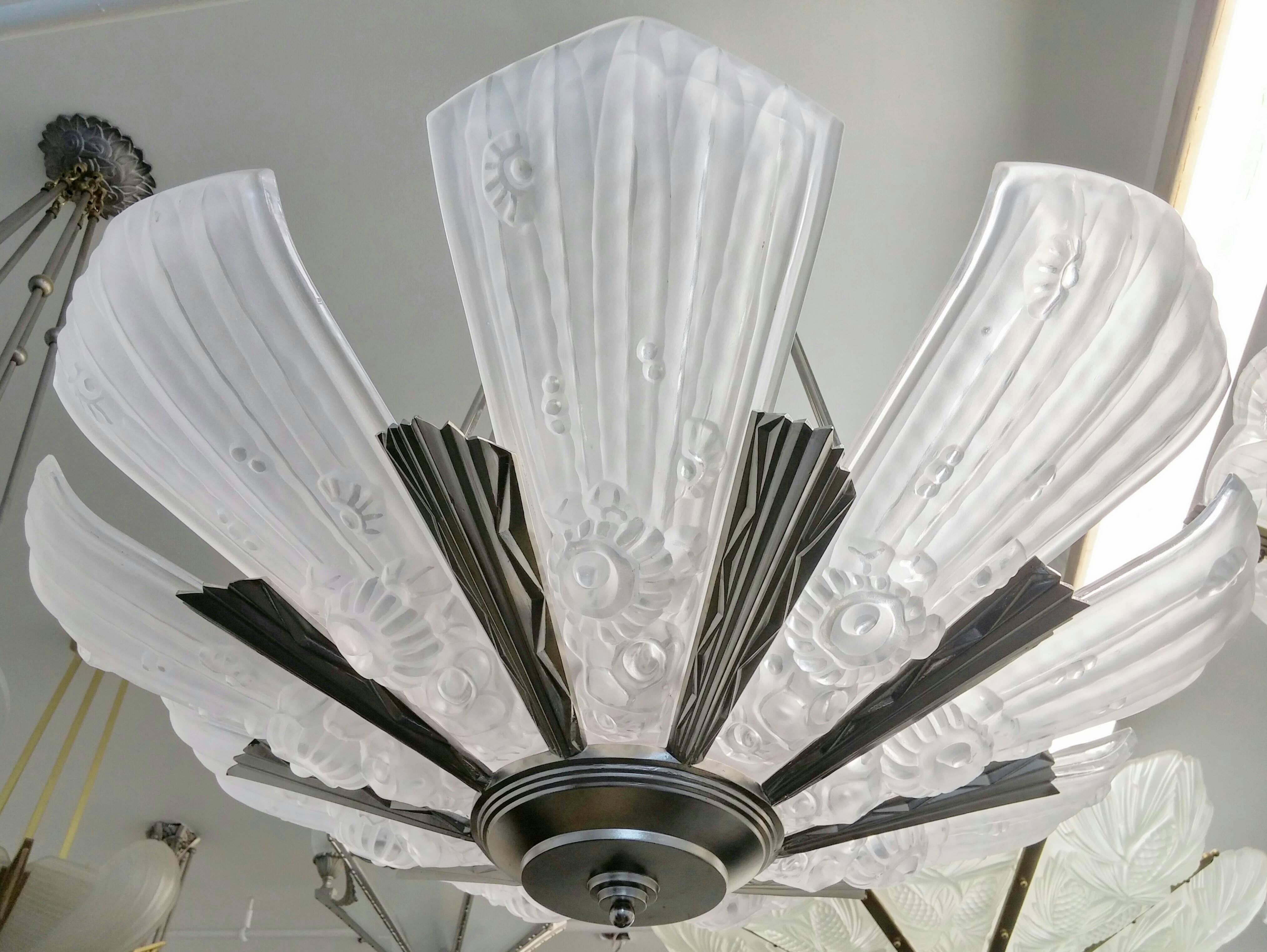 Francese Lampadario Art Deco francese di Gênet et Michon in vendita