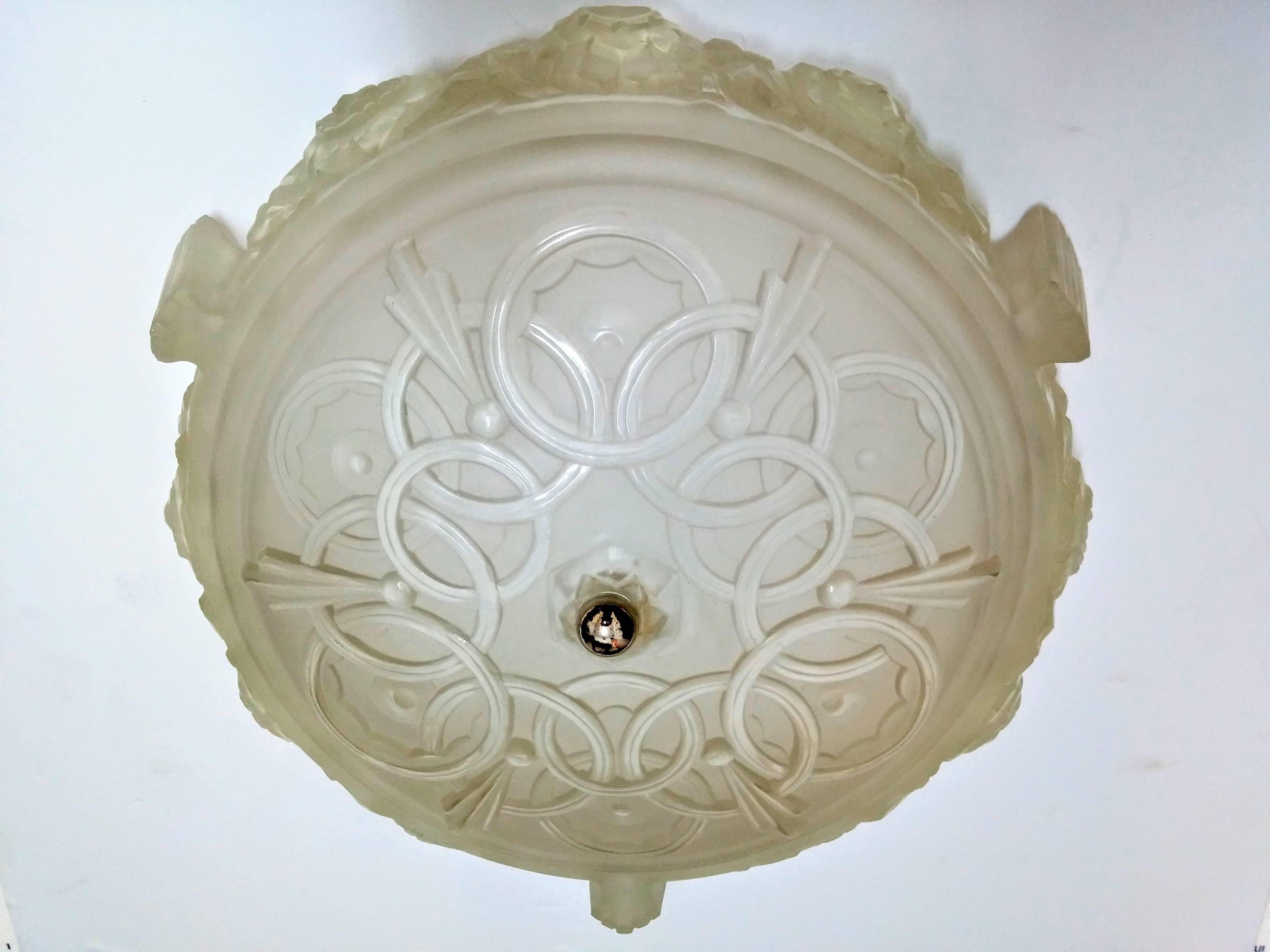 Der französische Künstler Marius Ernest Sabino schuf um 1930 eine atemberaubende, großformatige Art Deco Unterputzdose. Der Schirm ist aus klarem Milchglas mit kompliziertem geometrischem Muster und Blumenmotiven mit der Aufschrift SABINO 4652 PARIS