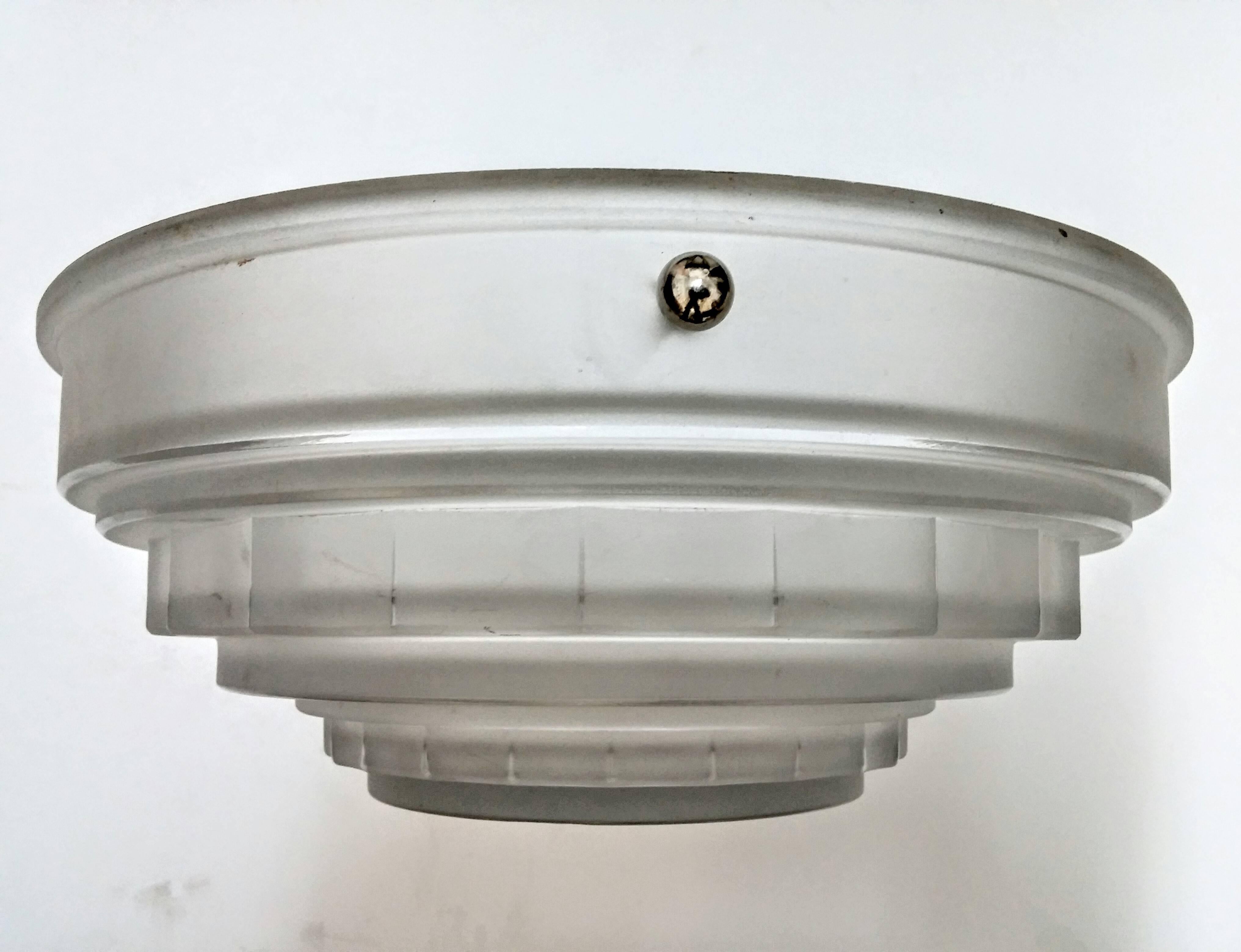 Pressato Lampadario Art Deco francese a incasso o a sospensione di Sabino in vendita