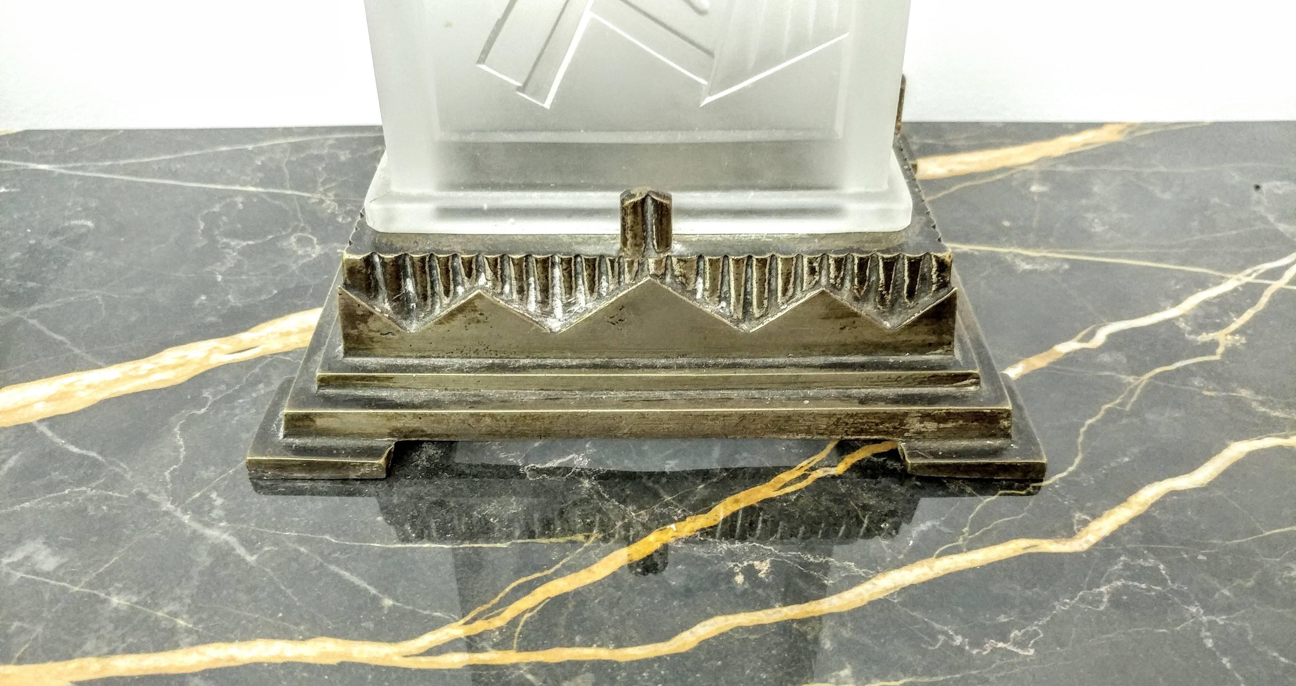 Pressato Lampada da tavolo Art Deco francese di Sabino in vendita
