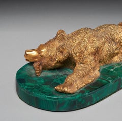 Russischer liegender Bär aus vergoldeter Bronze auf Malachit-Sockel:: Ende 19