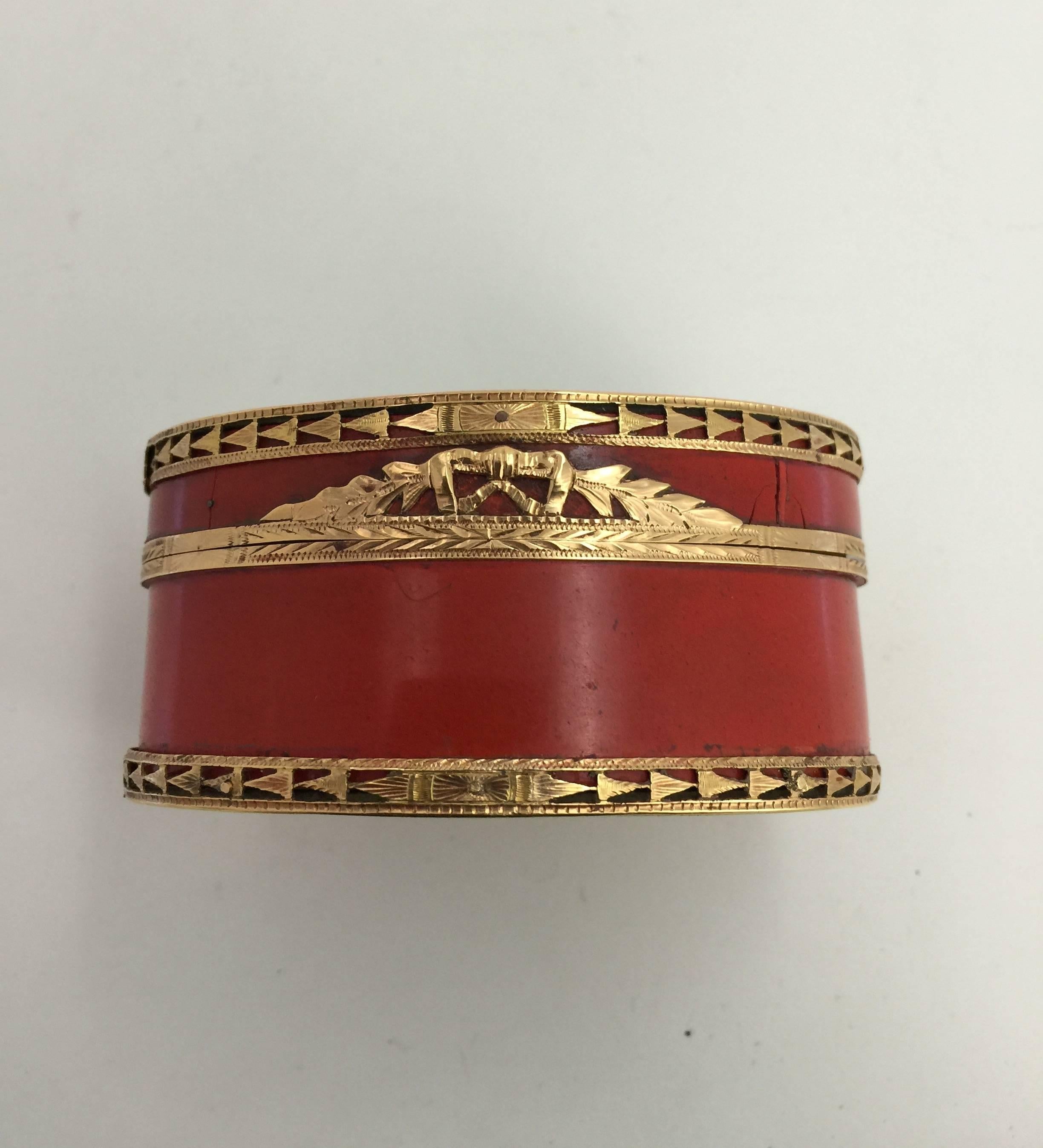 Louis XV Gold-Mounted Lacquer Snuff Box In Fair Condition For Sale In Spencertown, NY
