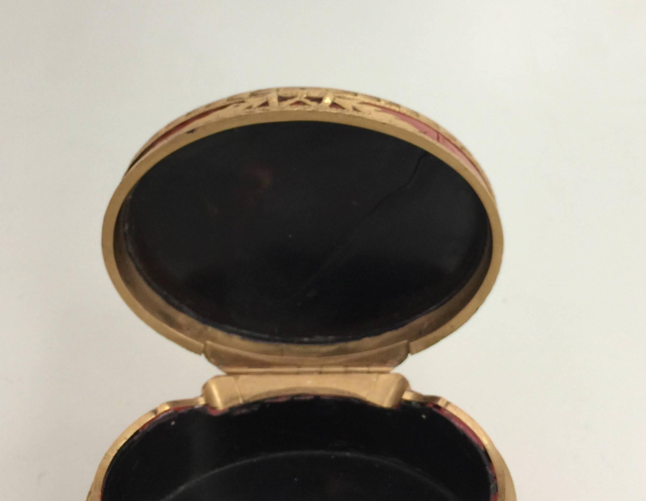 Louis XV Gold-Mounted Lacquer Snuff Box For Sale 1