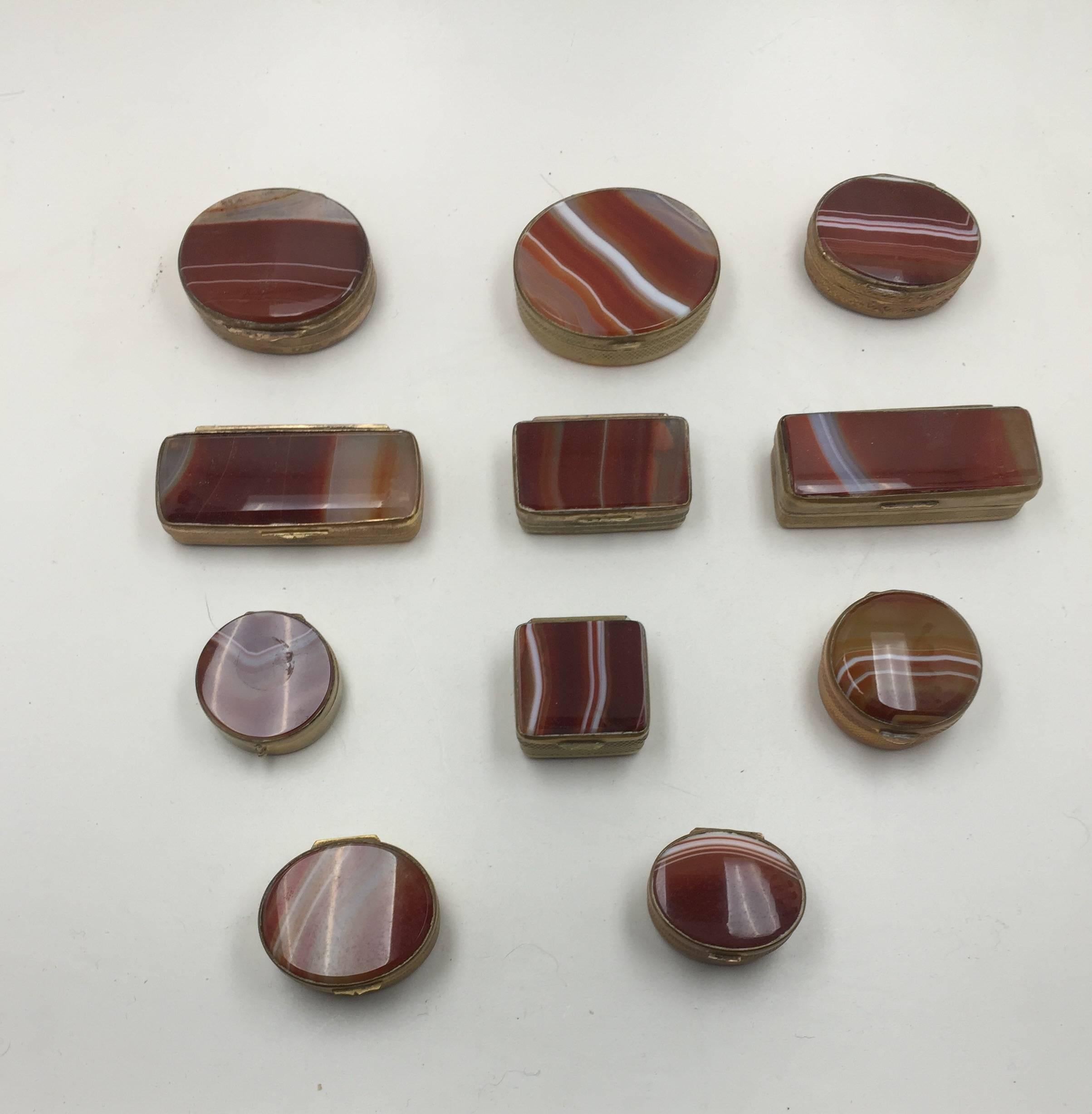 Scatole di varie forme e dimensioni. Alcune rotonde, ovali, quadrate e rettangolari.
 